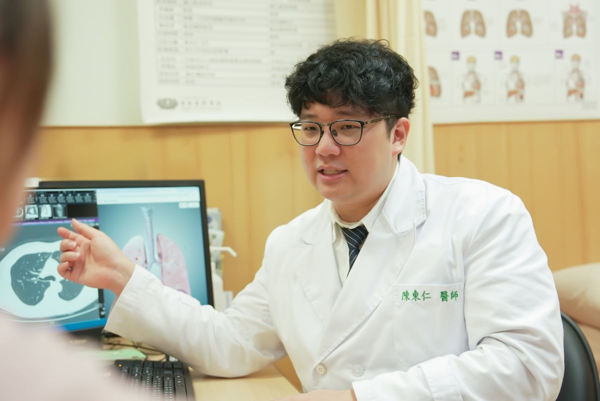 陳東仁醫師看診示意照。