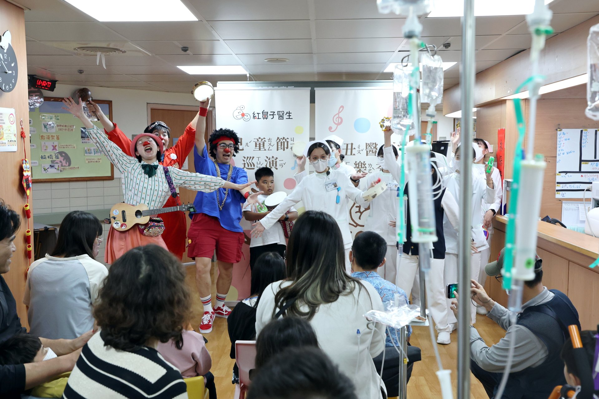 紅鼻子關懷小丑協會4月7日來到花蓮慈濟醫院，於二七西兒科病房帶來「Smile Tour紅鼻子醫生歡樂秀」，三位小丑醫師用音樂與互動演出陪伴住院病人度過充滿歡笑的午後。