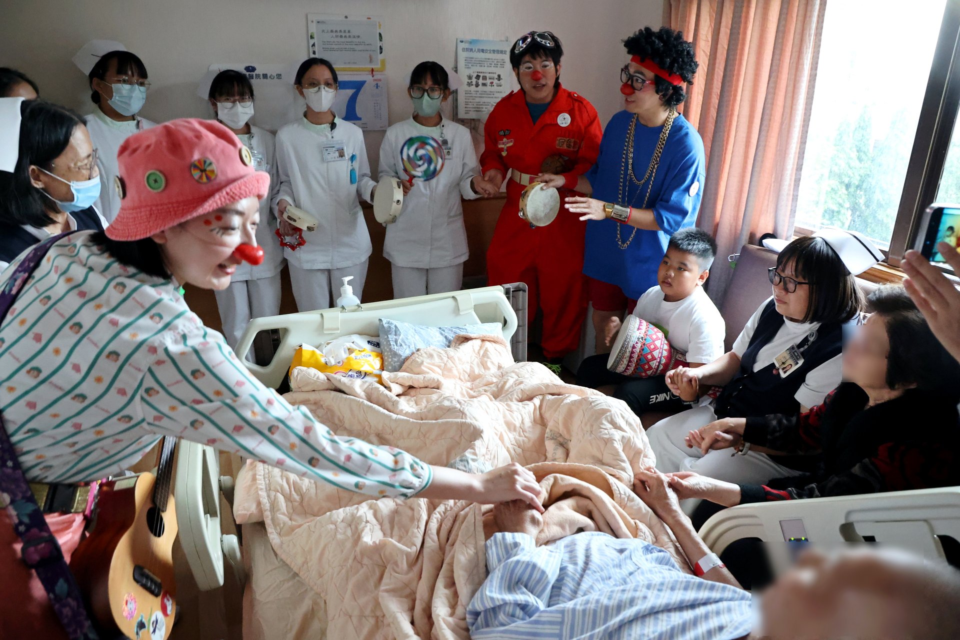 小丑醫生為心蓮病房的病人及家屬帶來經典歌曲《甜蜜蜜》，眾人手牽著手圍成一圈、輕聲合唱，溫柔的歌聲迴盪在病房。