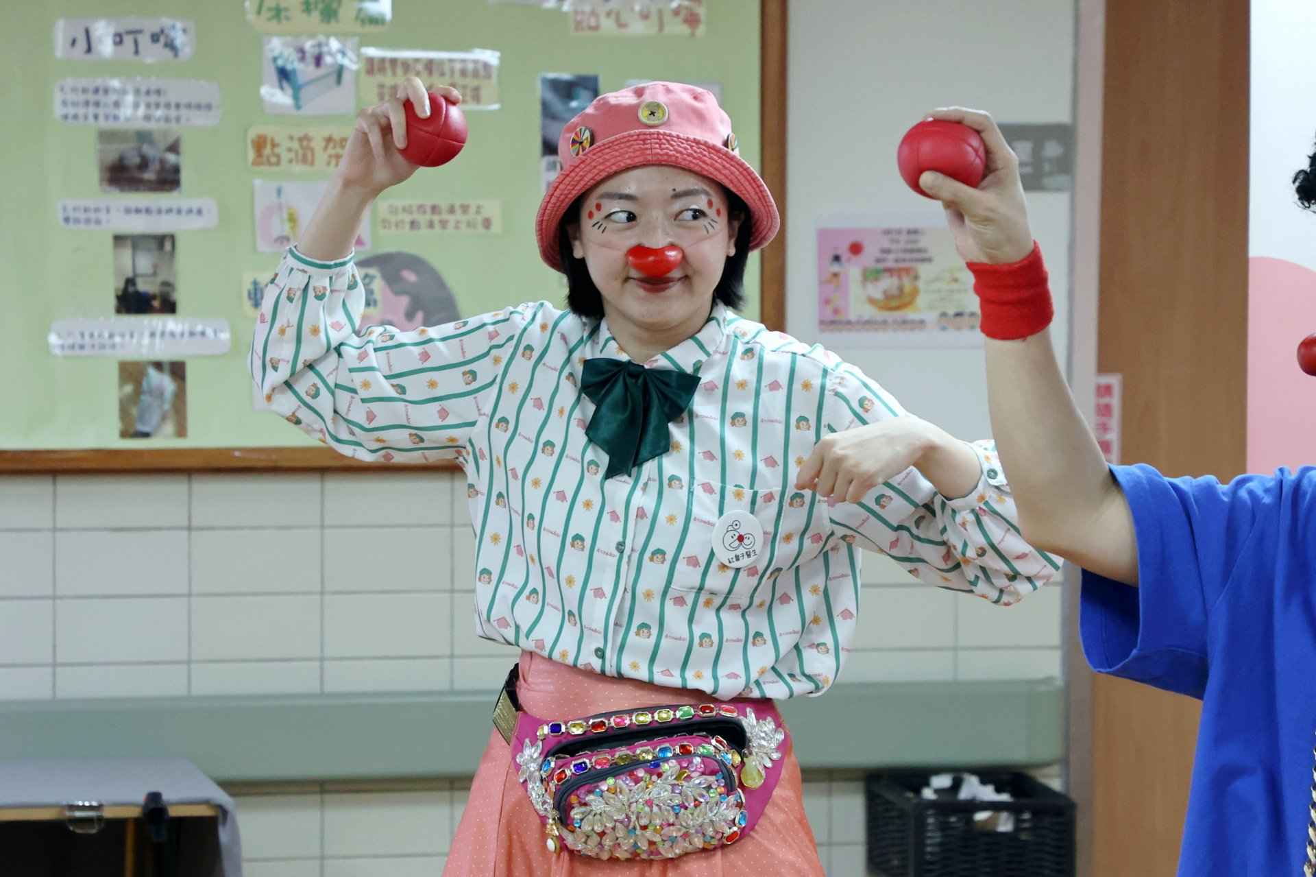 其中一位小丑醫師「努努」表示，小丑醫生需要具備敏銳的觀察力與同理心，演出內容會依據不同年齡層量身設計，讓不同狀態的病人都能在表演中獲得陪伴與療癒。