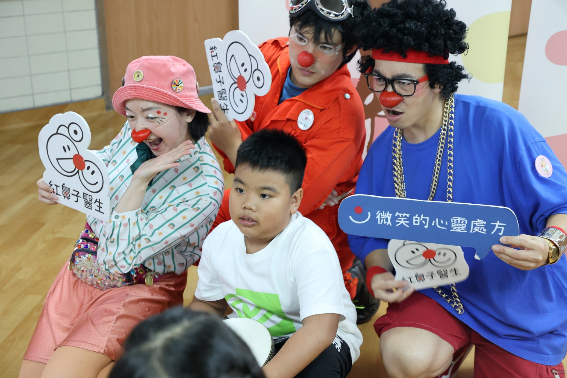 花蓮慈院二七西病房每逢節日都會結合衛教或不同形式的演出舉辦活動，除了讓住在病房中的小朋友能感受過節氛圍，也讓陪同住院的父母能夠和孩子創造美好的回憶。