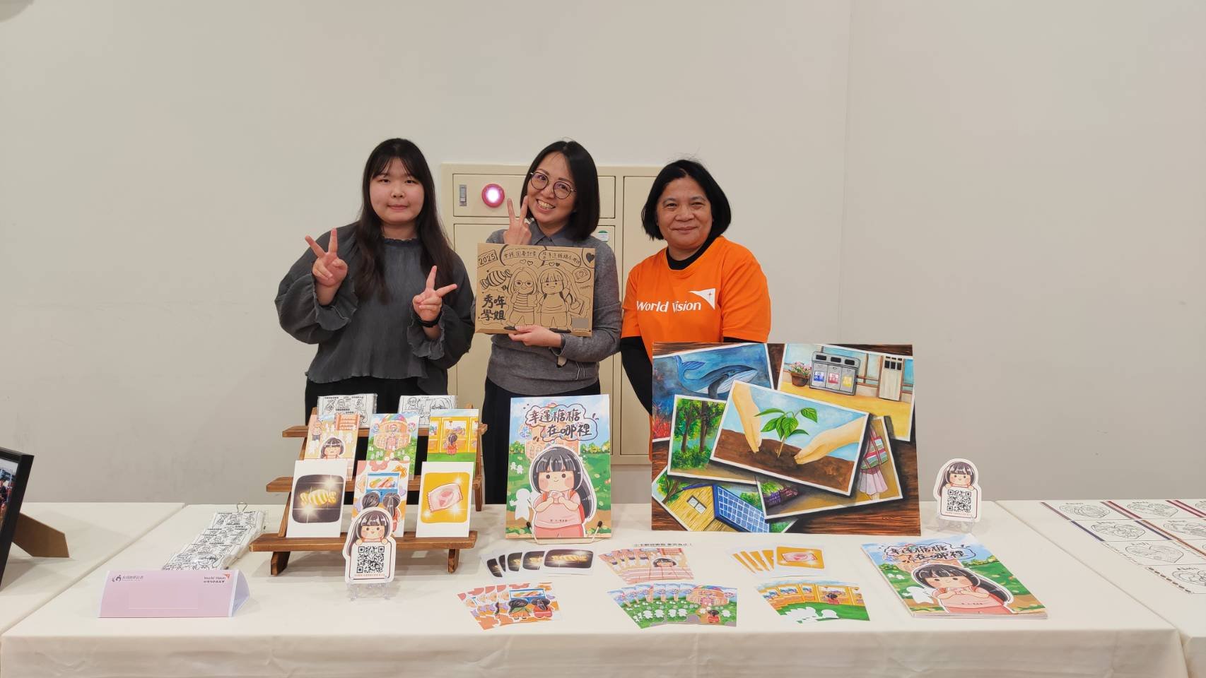 去年,小雲(左)參與「女孩圓夢計畫」,在職場學姊廖秀哖(中)與金香社工(右)鼓勵下,首次挑戰繪本創作並順利出版,用畫筆朝夢想更進一步。