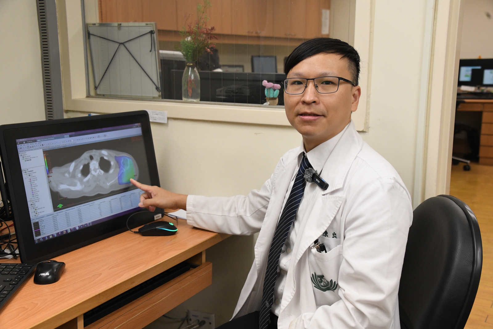 放射腫瘤科陳良政醫師指出,「低劑量放射治療」,針對肩、膝、髖及手指等全身大小關節發炎提供顯著的止痛效果。