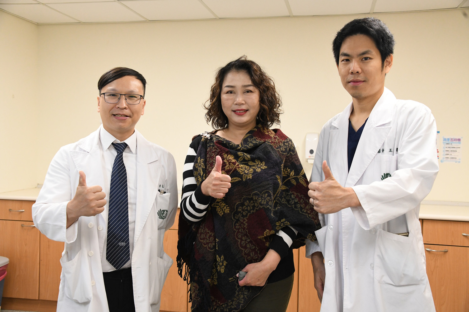 大林慈濟醫院放射腫瘤科陳良政醫師(左)與疼痛中心主任王思讚醫師(右)跨團隊合作,為陳女士緩解左肩關節疼痛之苦。