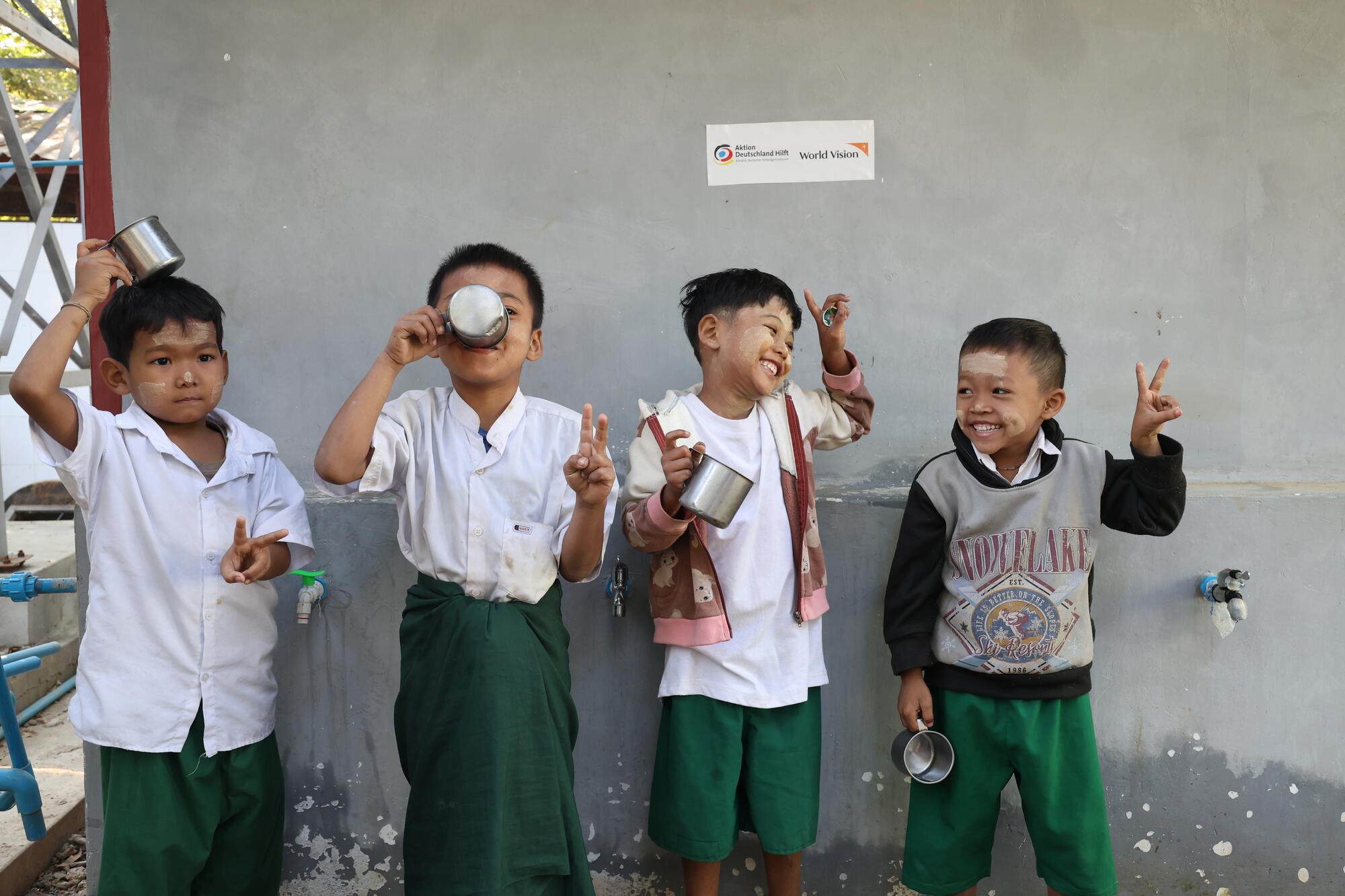 位於曼德勒阿馬拉布拉鎮的敏基（Min Gyi）小學被地震破壞了供水系統，學生不得不飲用未經處理的井水，展望會安裝了淨水系統和儲水罐，讓187名學生擁有乾淨水。（照片提供／台灣世界展望會）