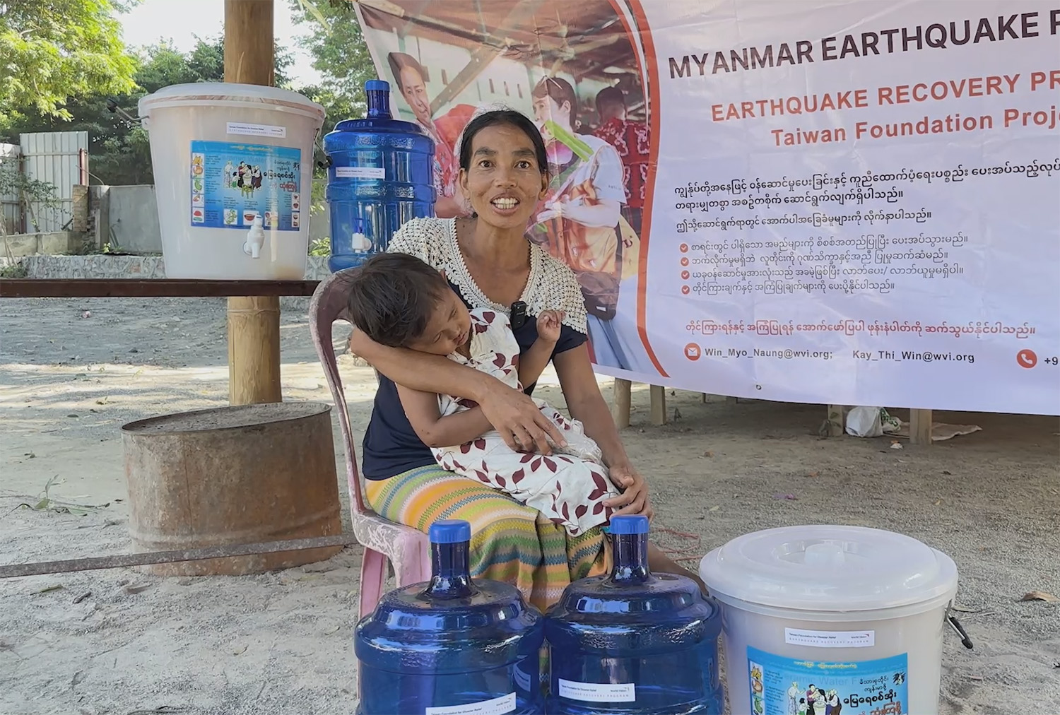 受災婦女欽欽表示，展望會提供陶瓷濾水器和水瓶，家裡可以喝到更安全的乾淨水，我們深深感謝世界展望會和捐款人的愛心。（照片提供／台灣世界展望會）