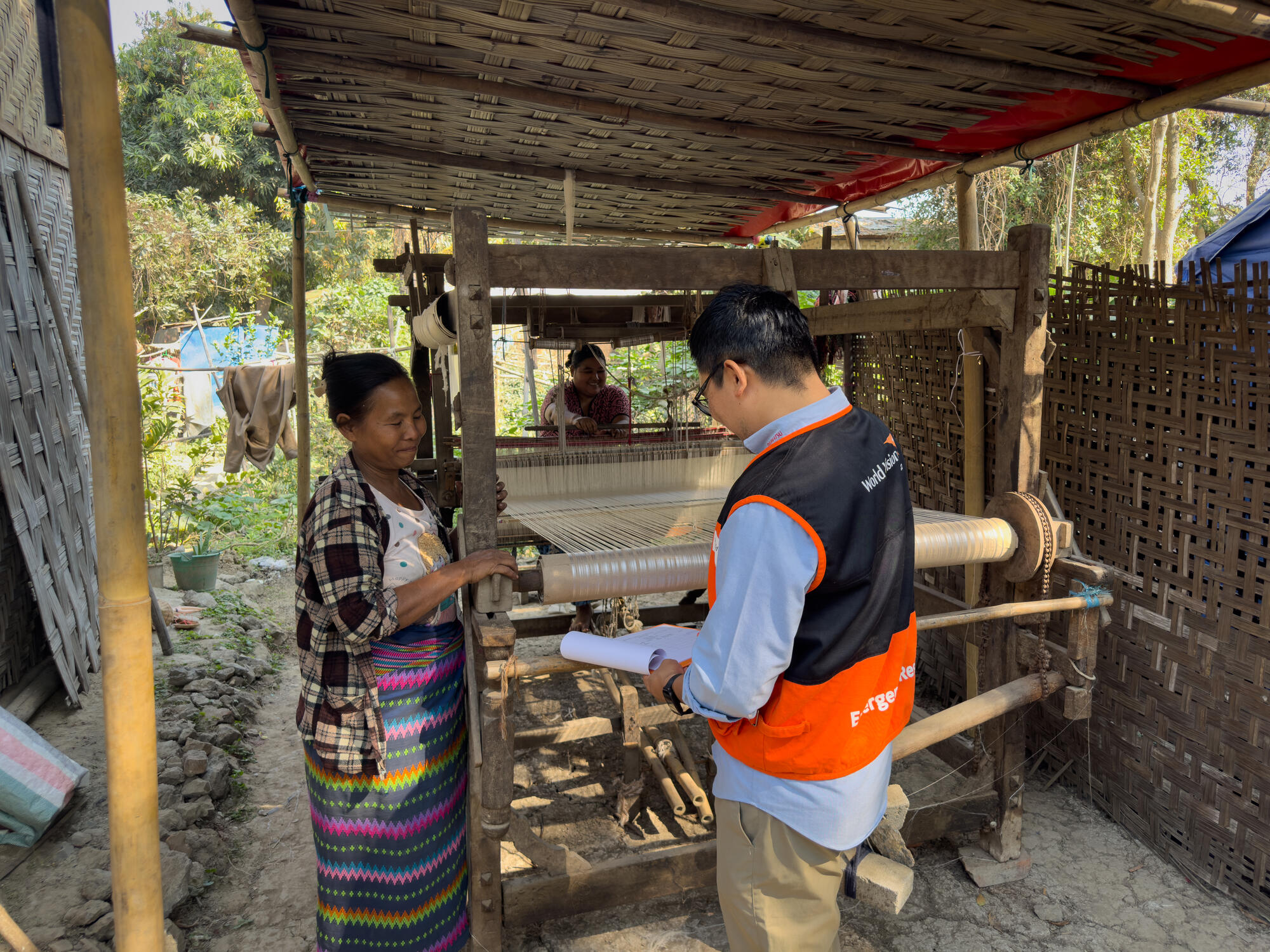 在曼德勒，地震後失去生計的家庭在參加為期兩天的培訓及展望會提供的生計現金補助後，可以用這筆錢購買縫紉機，重新養家糊口。（照片提供／台灣世界展望會）