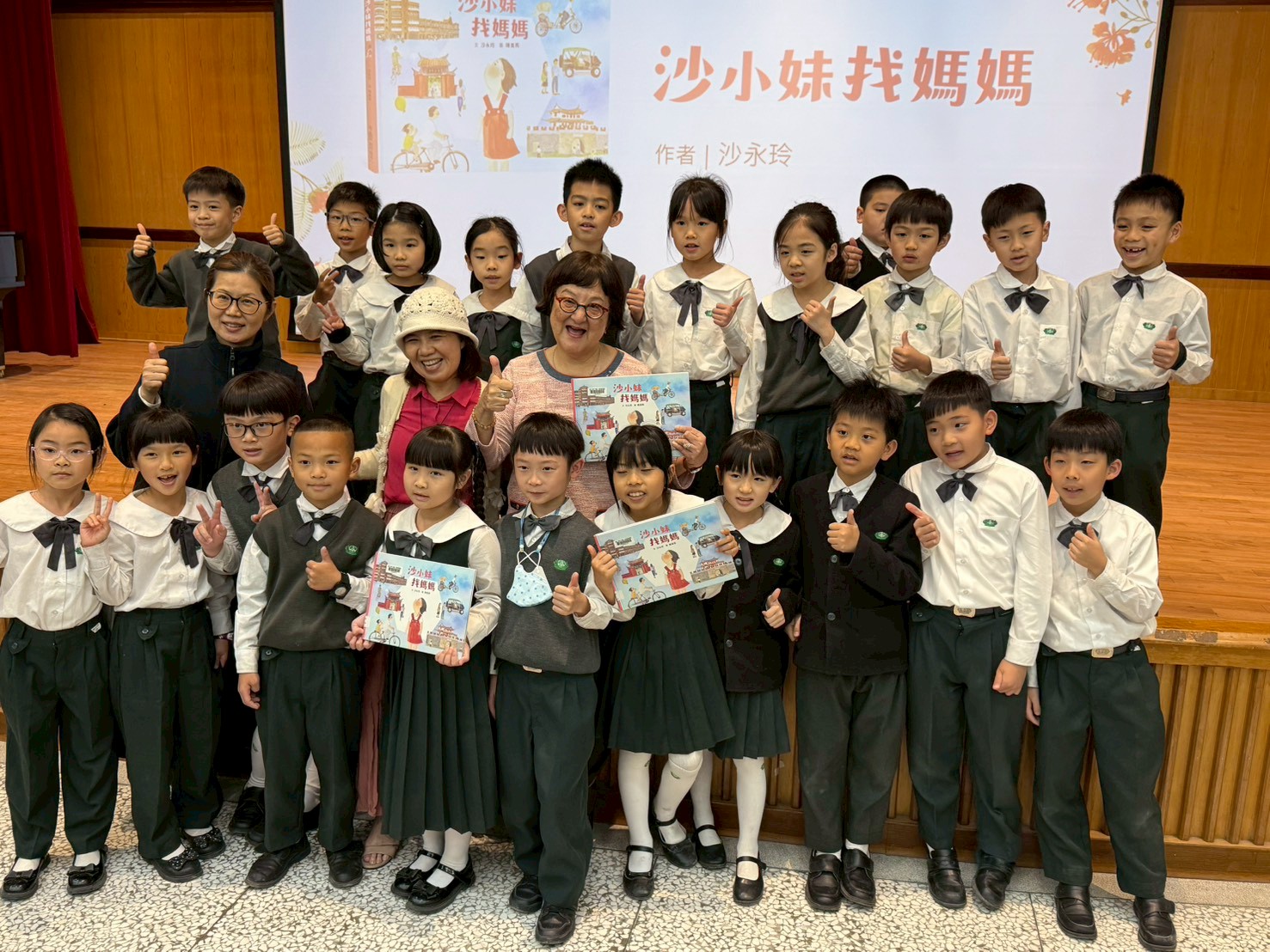 學生與作家合影留念