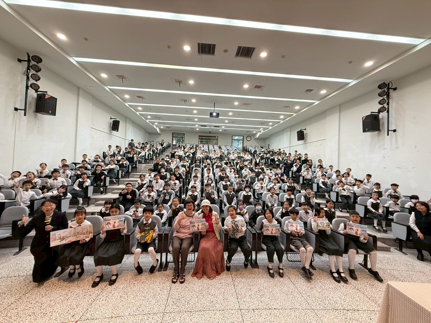 同學們與作家合影,見證今日美好的相遇