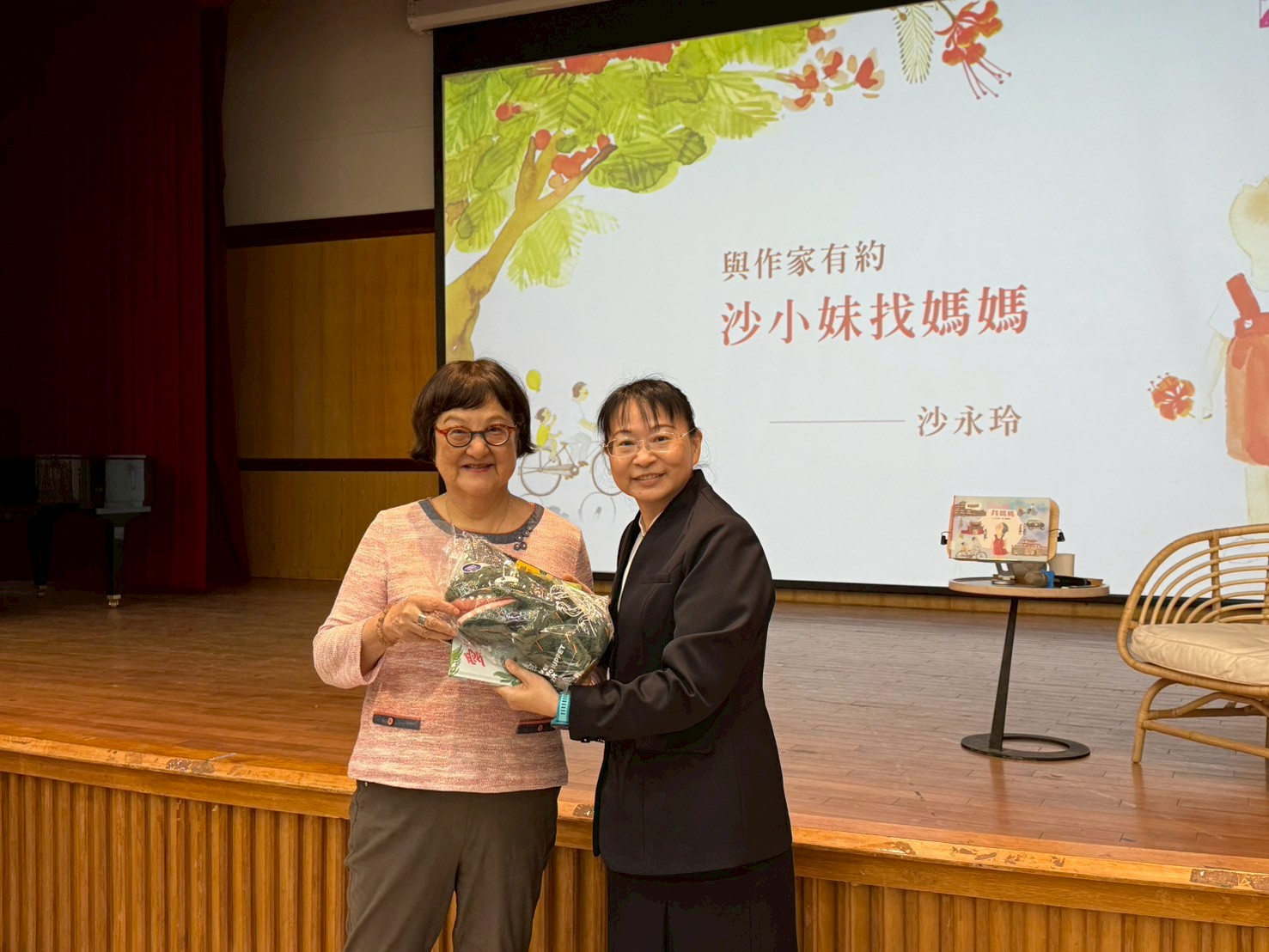 小魯文化執行長沙永玲女士致贈繪本給圖書館