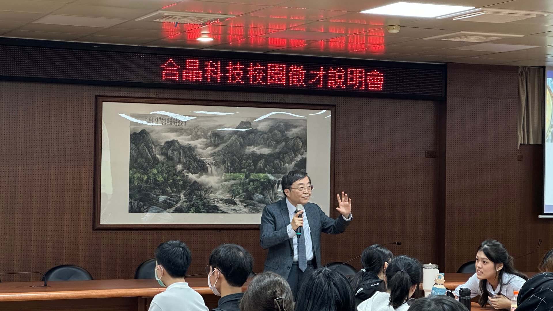 合晶科技副總經理戴建中強調，這是公司首度前進花東徵才，慈濟教育出來的學生，不論