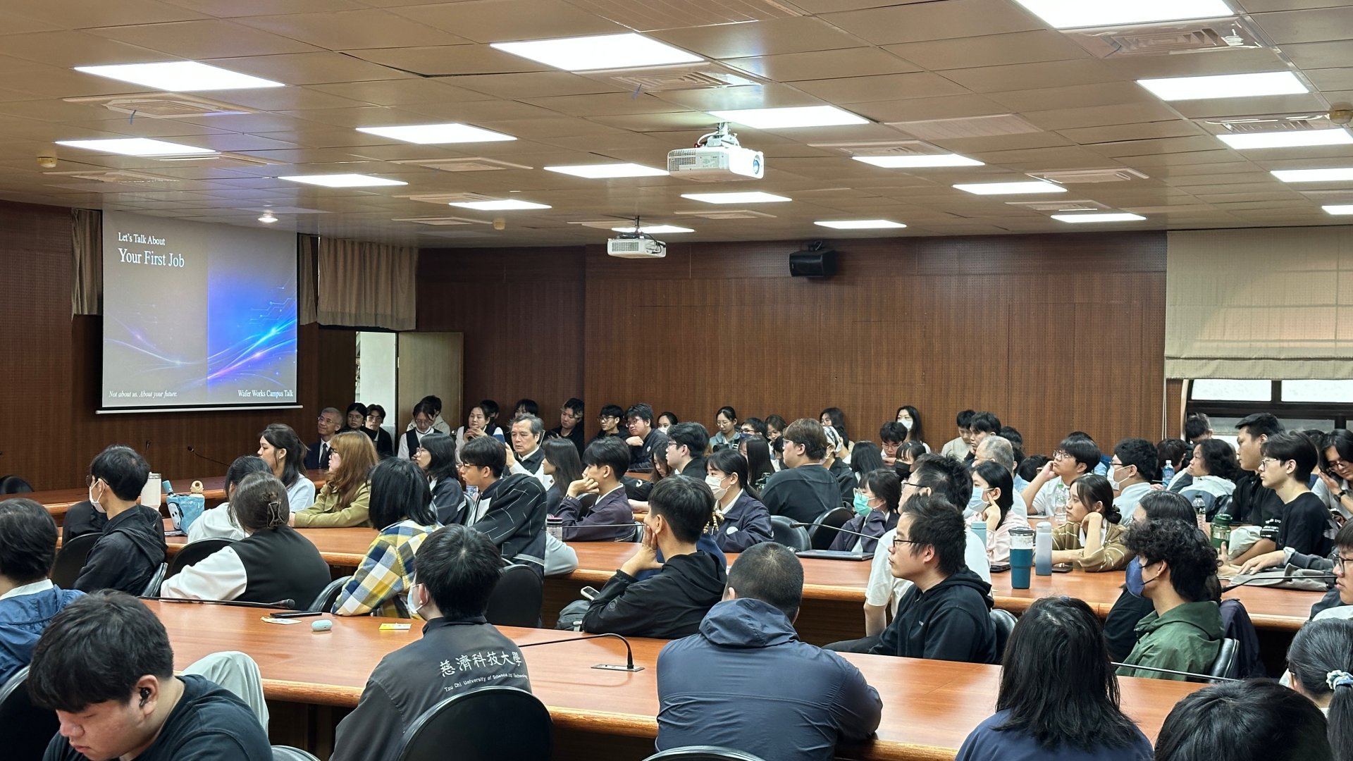 半導體廠商首度前進慈大徵才 畢業生躍躍欲試