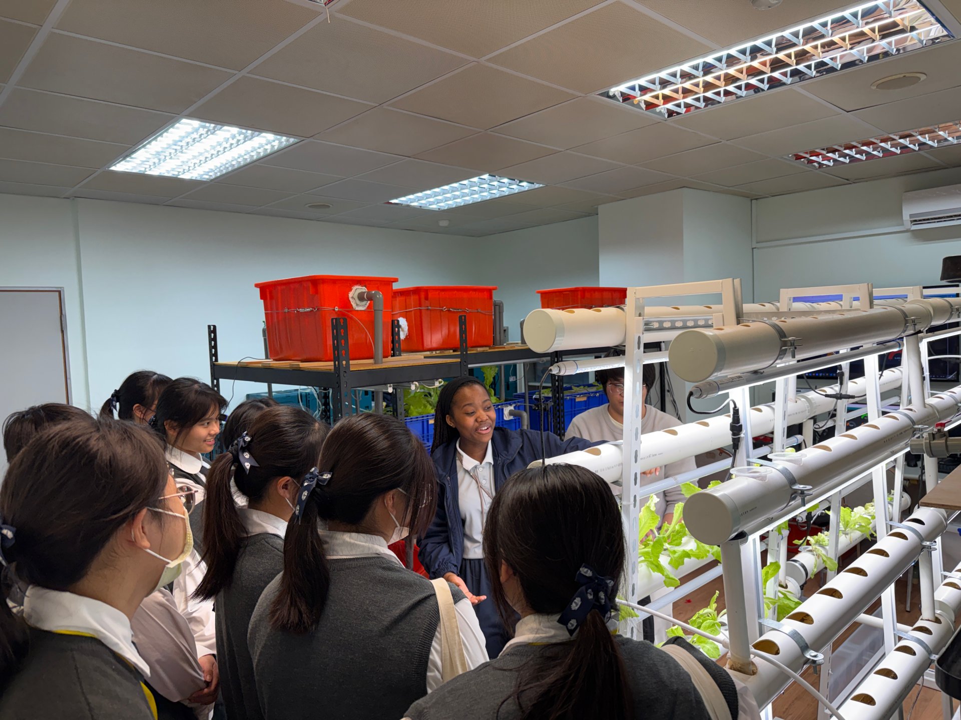 國際學生Jelisse英語解說智慧物聯實驗室