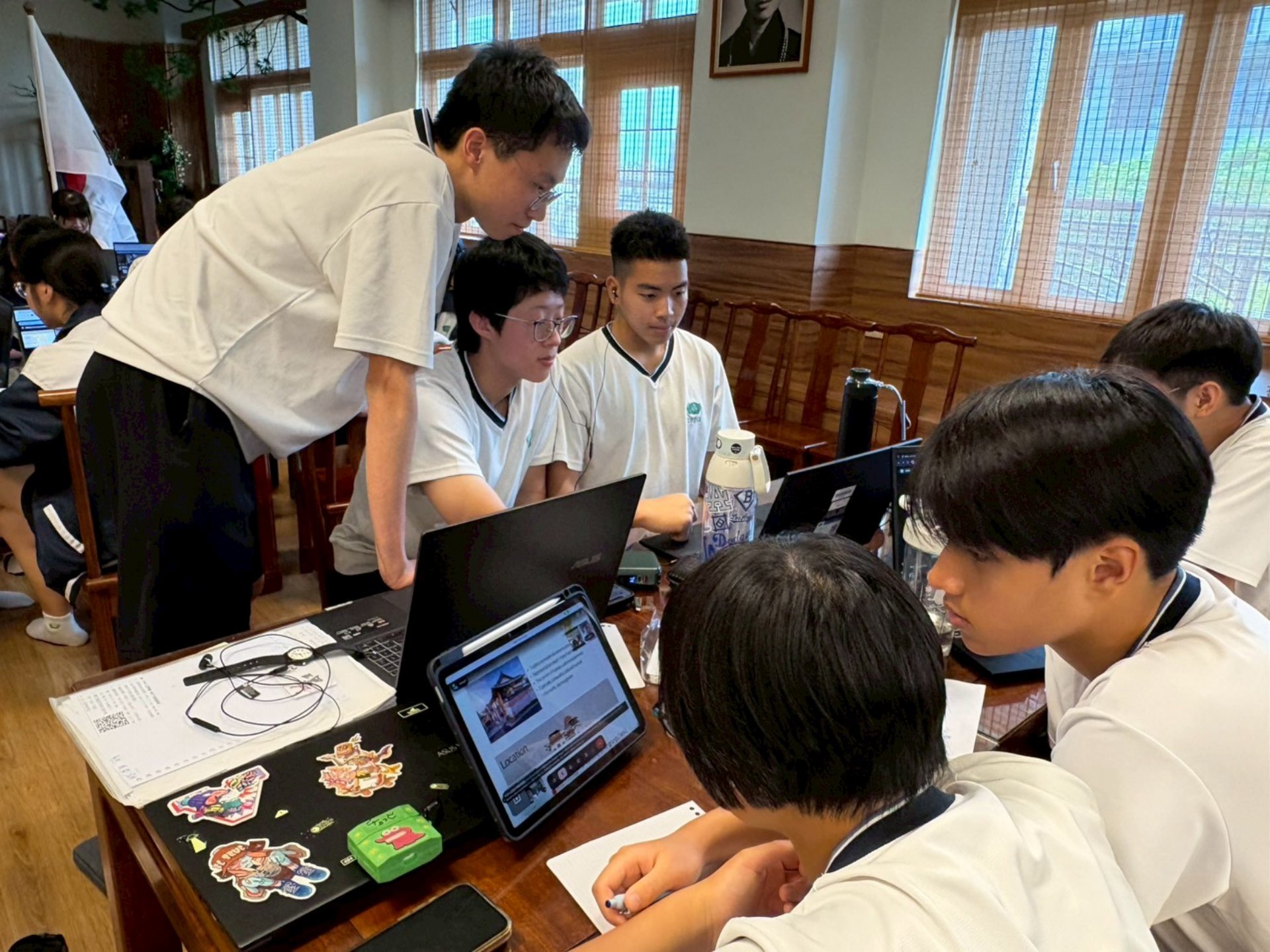 臺南慈中學生們專注聆聽韓國同學的分享。