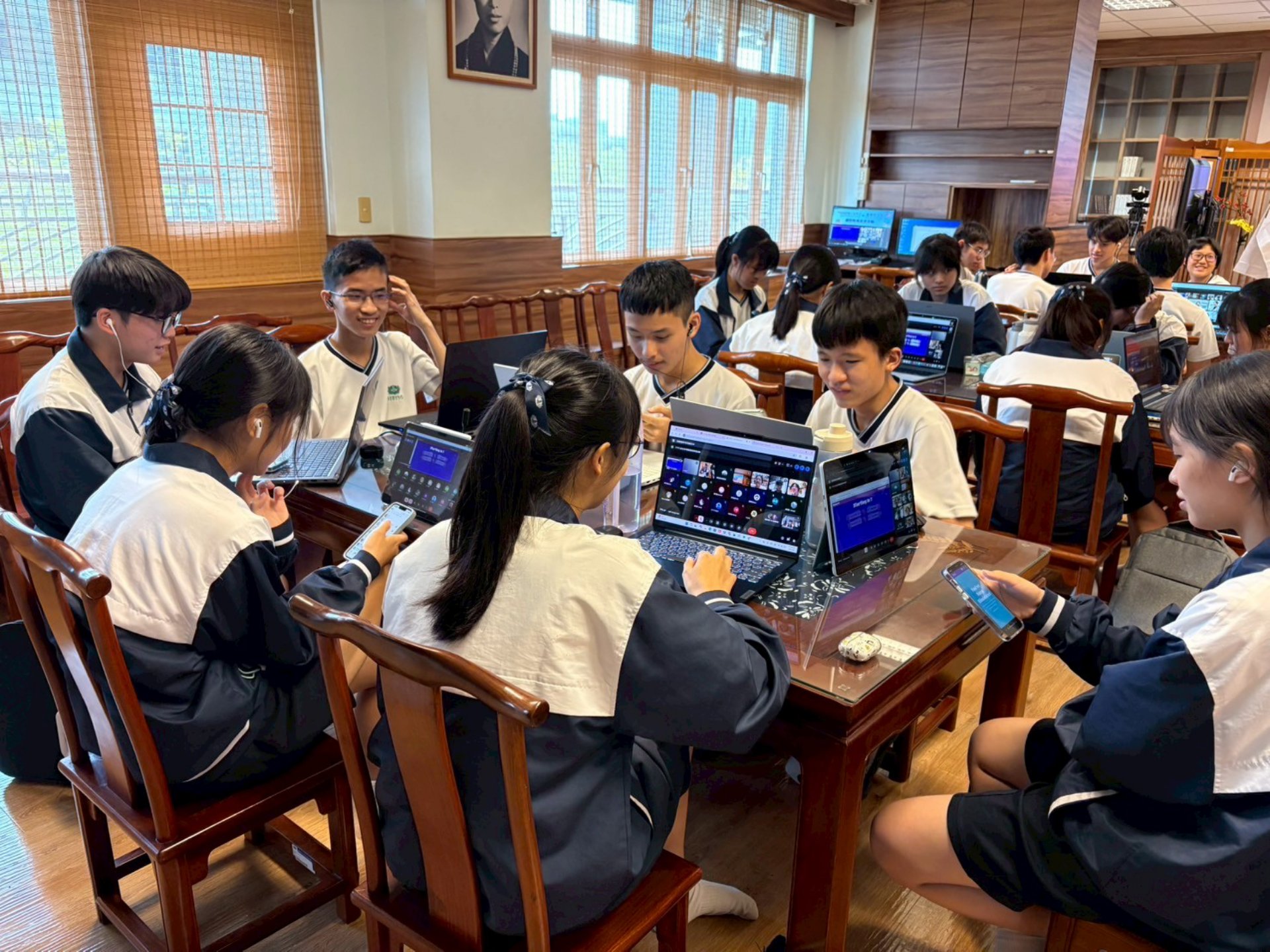 雖是線上交流，但兩校學生互動熱絡。