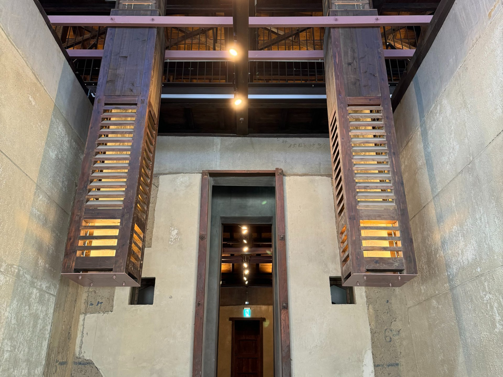 稻穀倉庫中自屋架垂下的-通氣柱-構造-讓稻米的濕氣可以藉由通氣柱加速排出