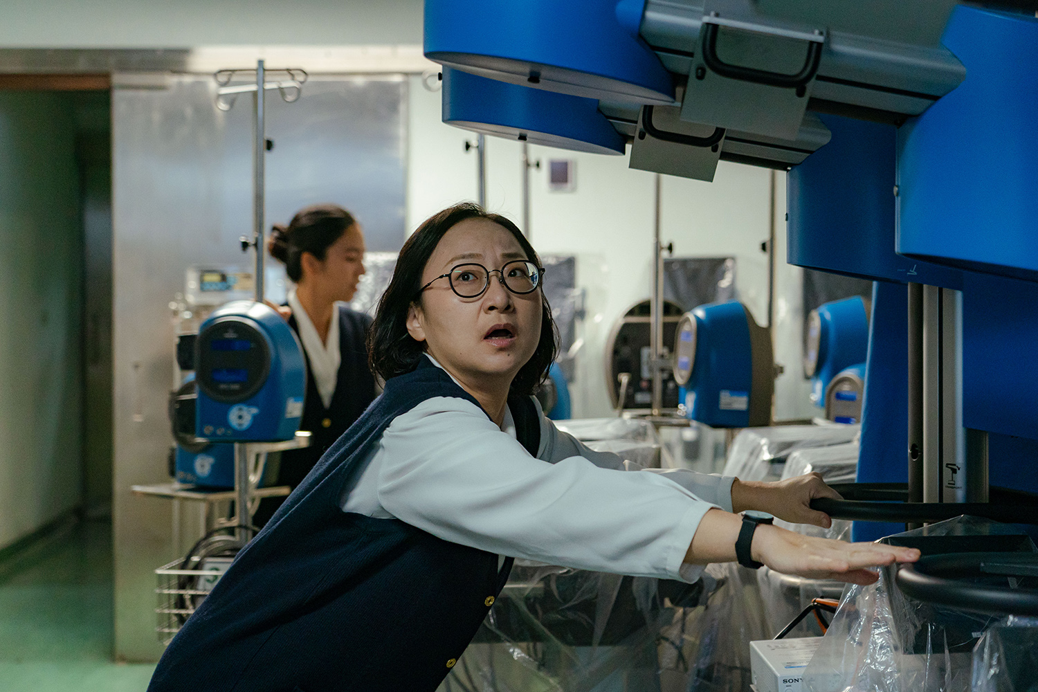 地震來襲林姿伶(廖梨伶飾)跑進醫材室確保貴重物品不會損壞。