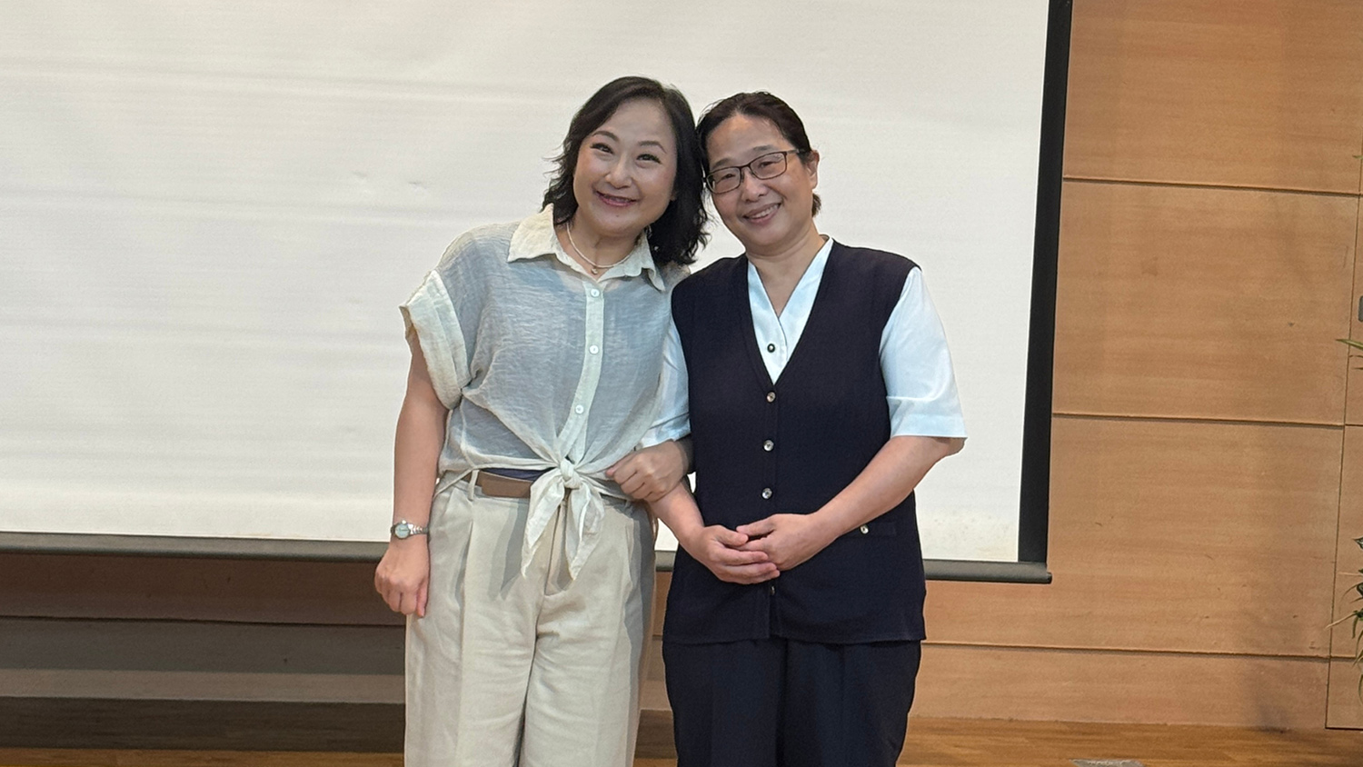 大愛劇《以身相許》廖梨伶與劇中飾演的原型人物林姿伶合照。