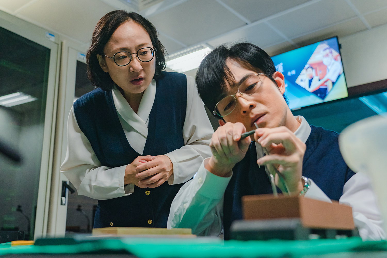 EP03-S16 林姿伶(左,廖梨伶飾)正在器械醫材室中觀看机文生(右,董季鑫飾)專注地修理醫療器材。