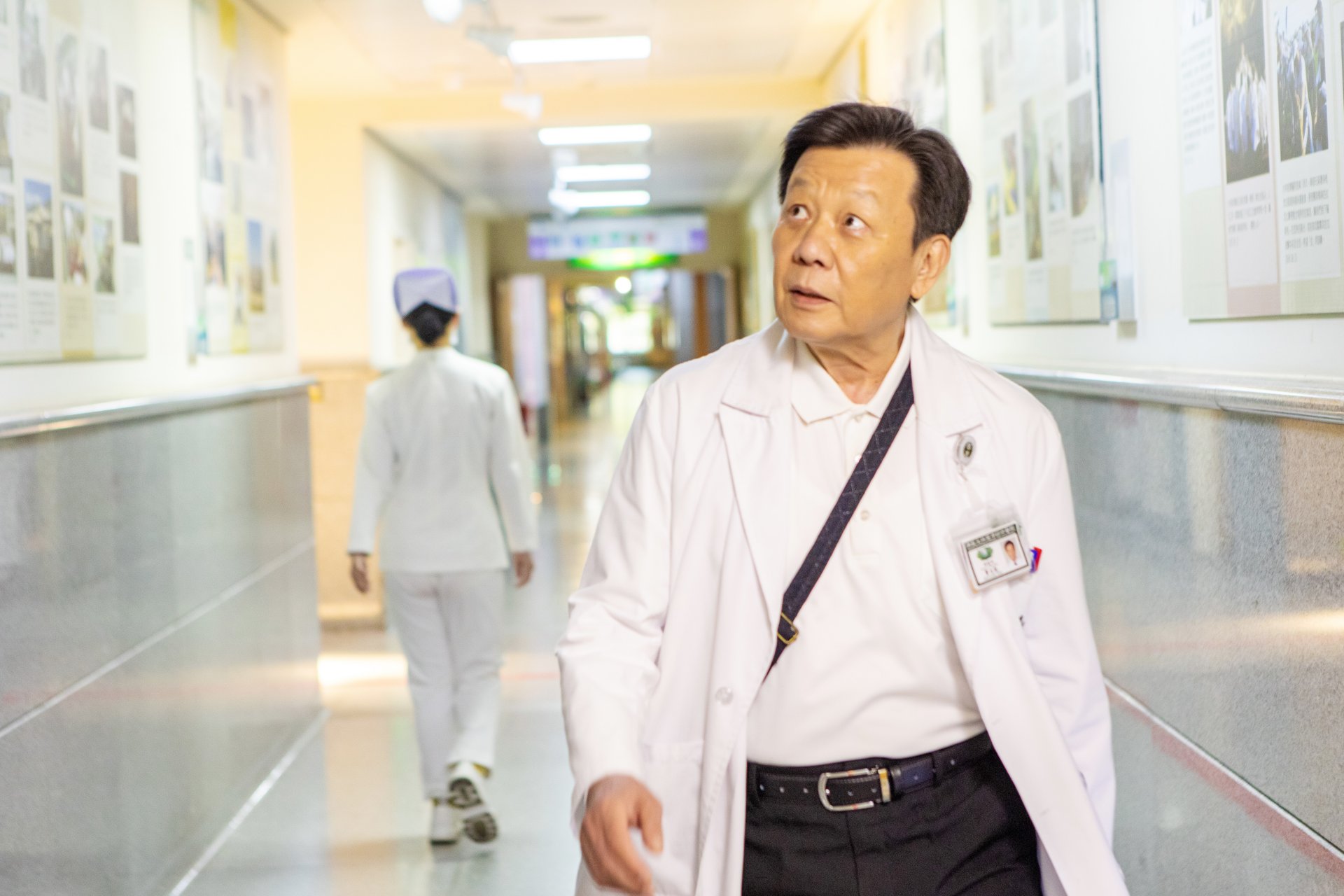 曹爸(寇世勳飾)走訪醫院各科
