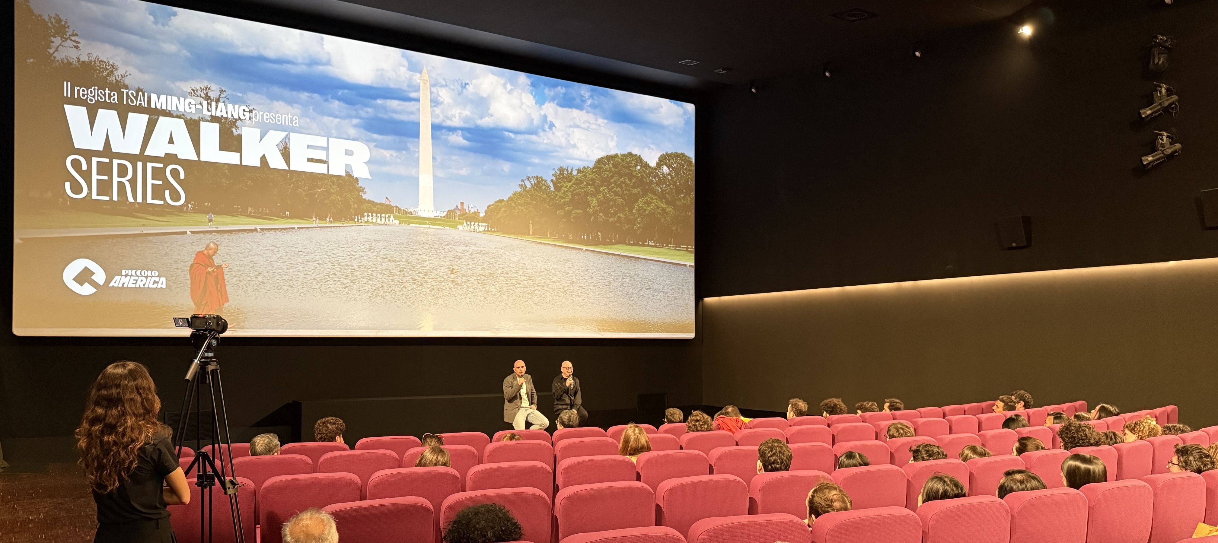 雙城展映計畫首站羅馬，馬拉松展映前蔡明亮於大師班向粉絲闡述創作理念。（駐義大利代表處文化組提供）