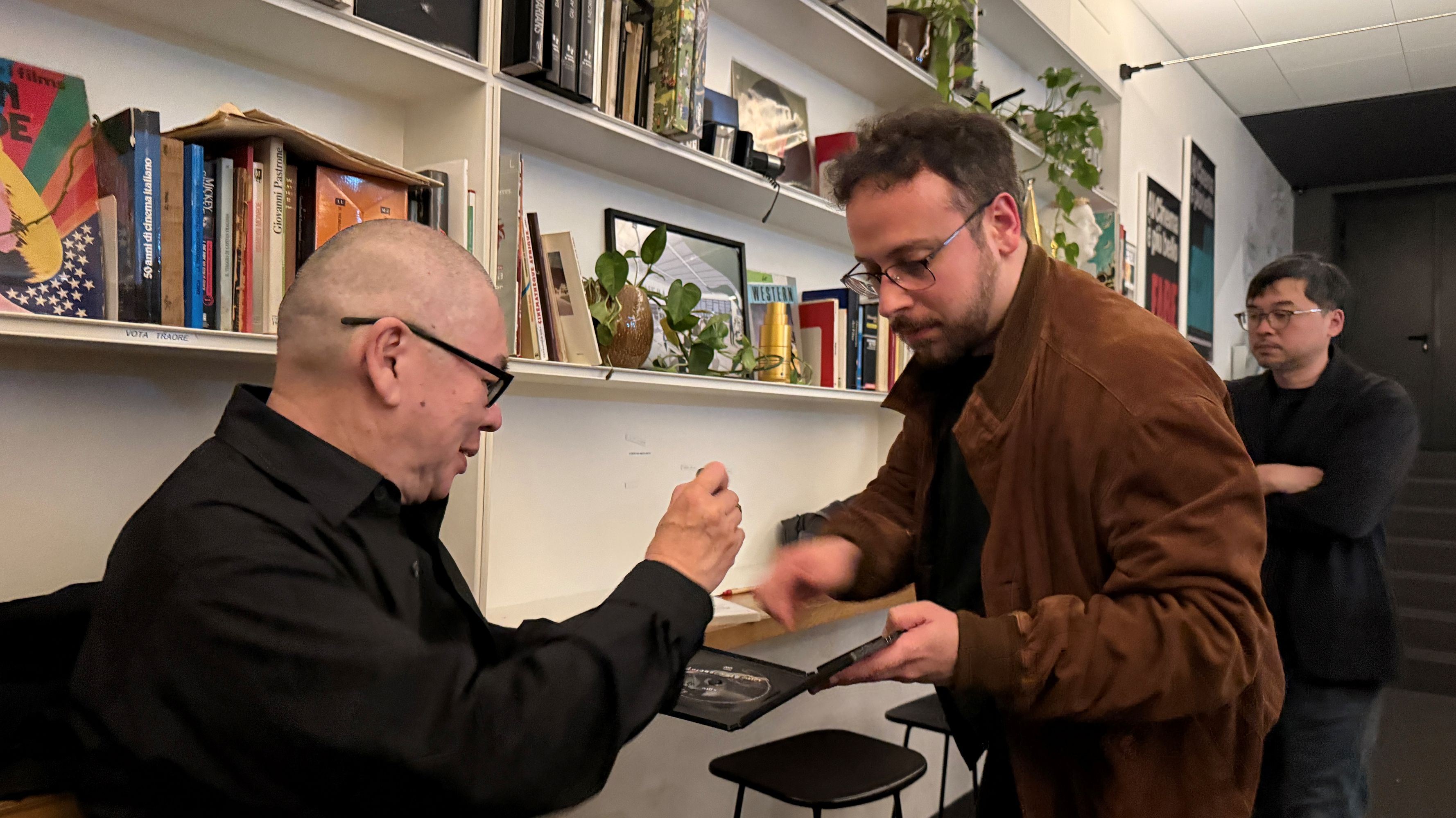 蔡明亮粉絲特準備《你那邊幾點》DVD請導演簽名。（駐義大利代表處文化組提供）