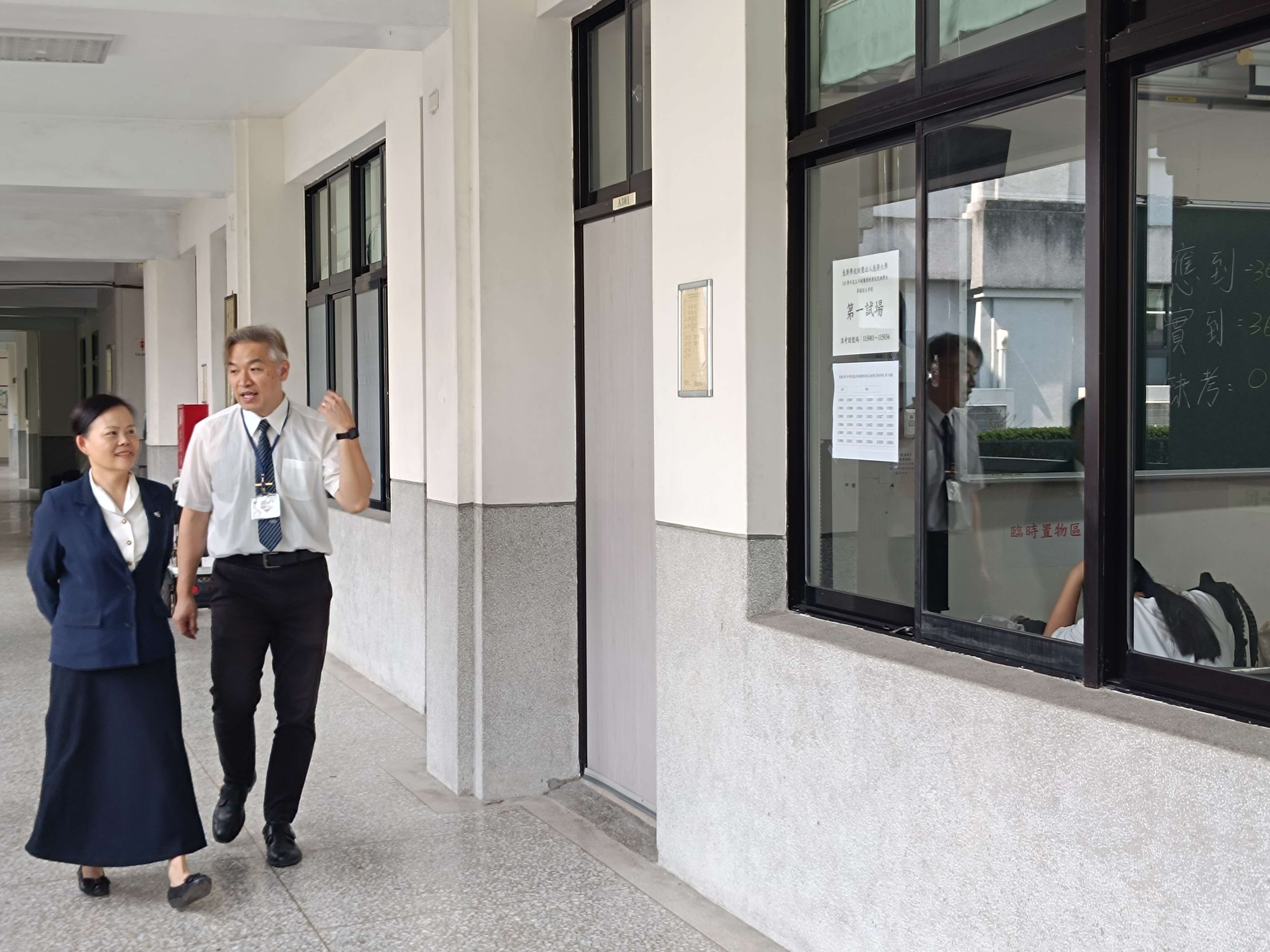 主秘、招生策略中心主任巡視考場