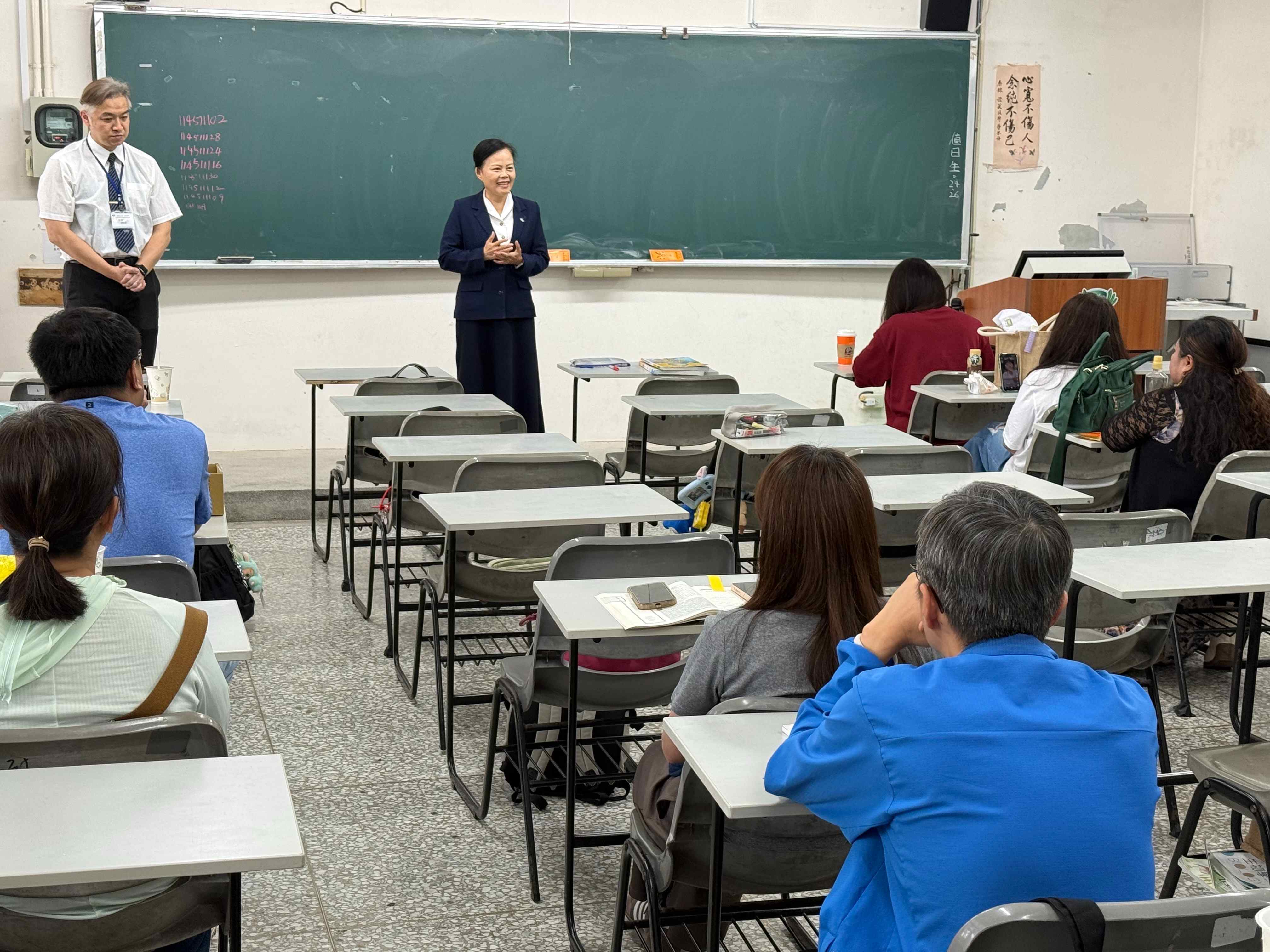 主秘向國中老師分享慈大特色和課程活動