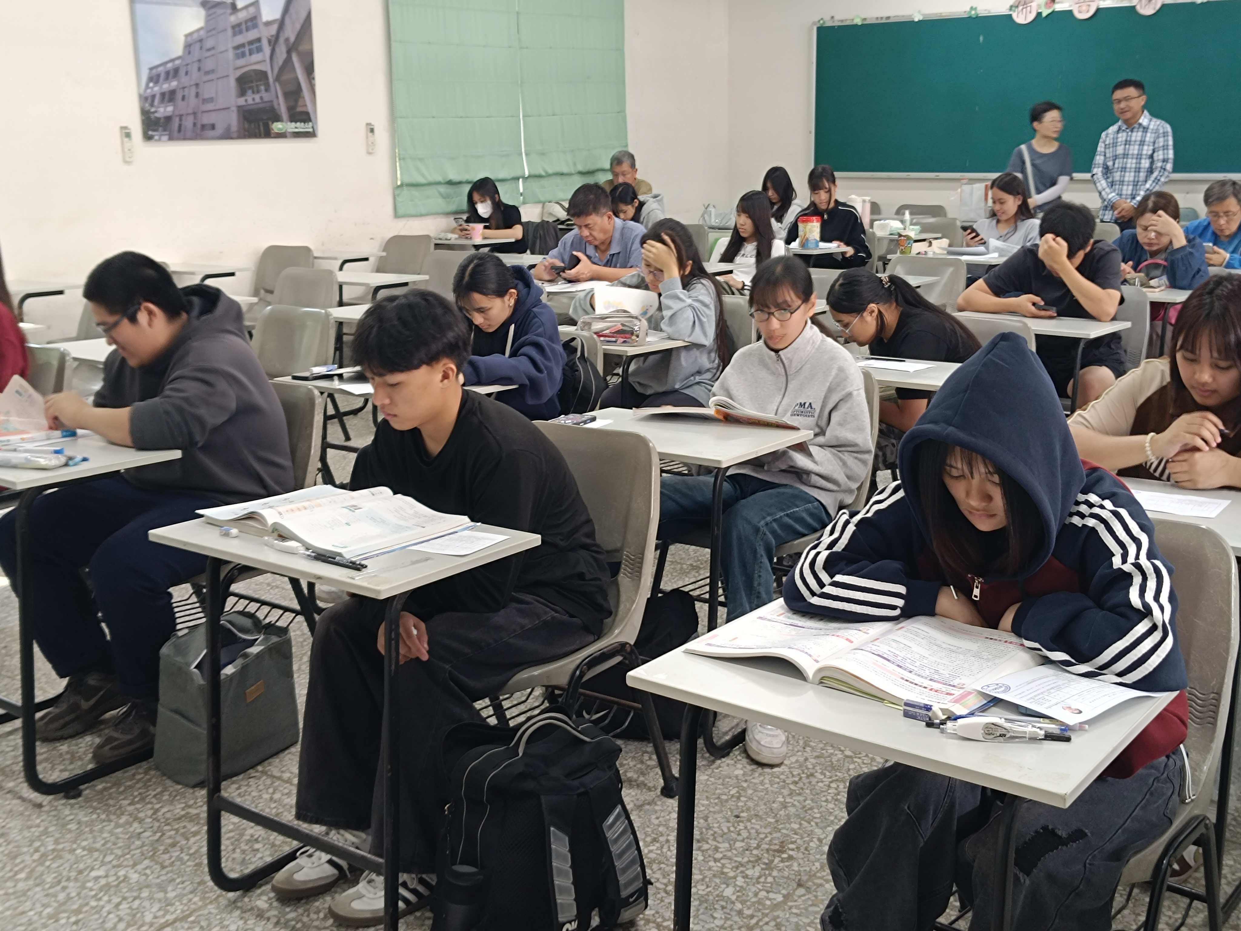 考生考前爭取複習，期待金榜提名