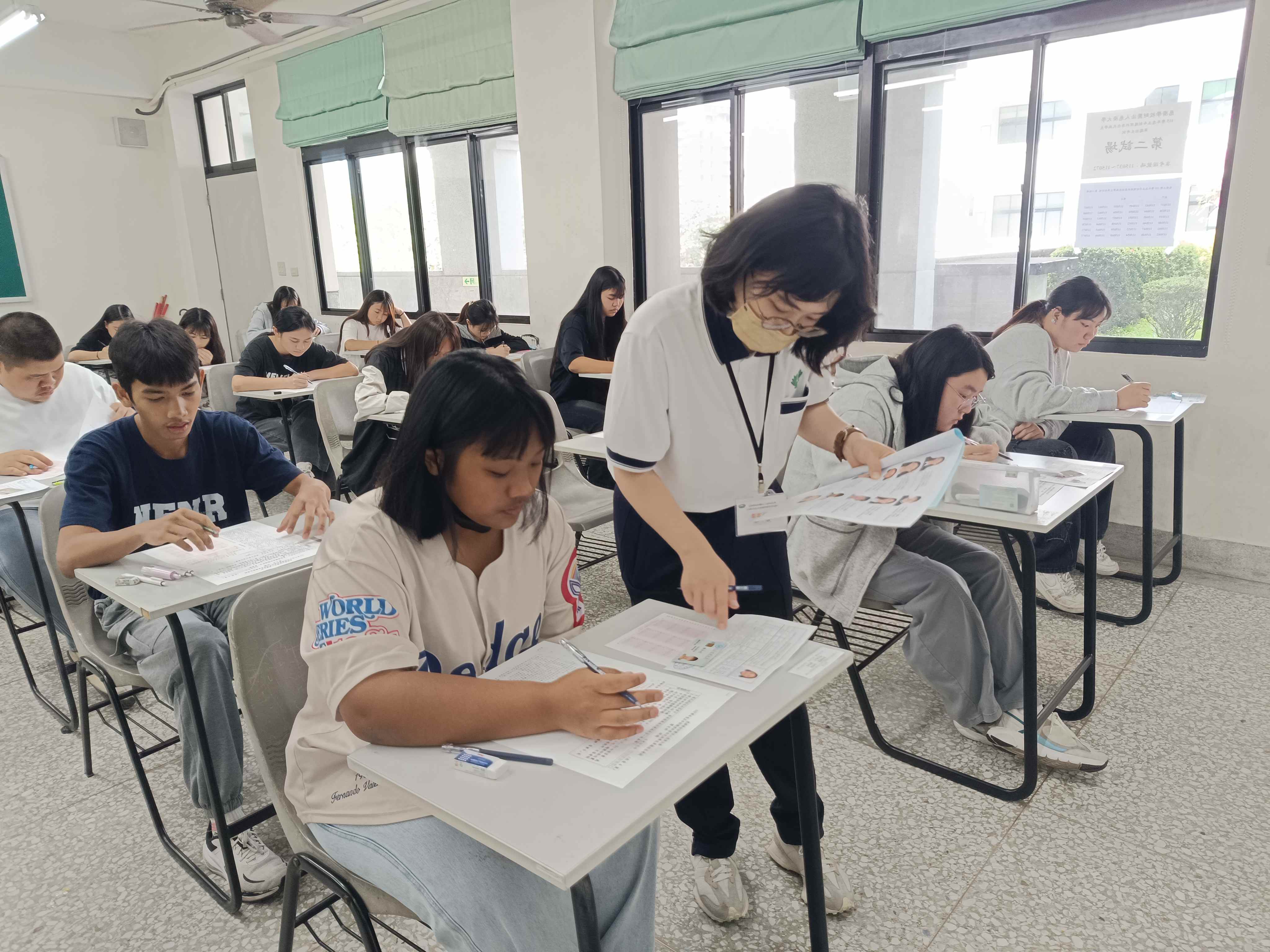 逐一核對考生身份