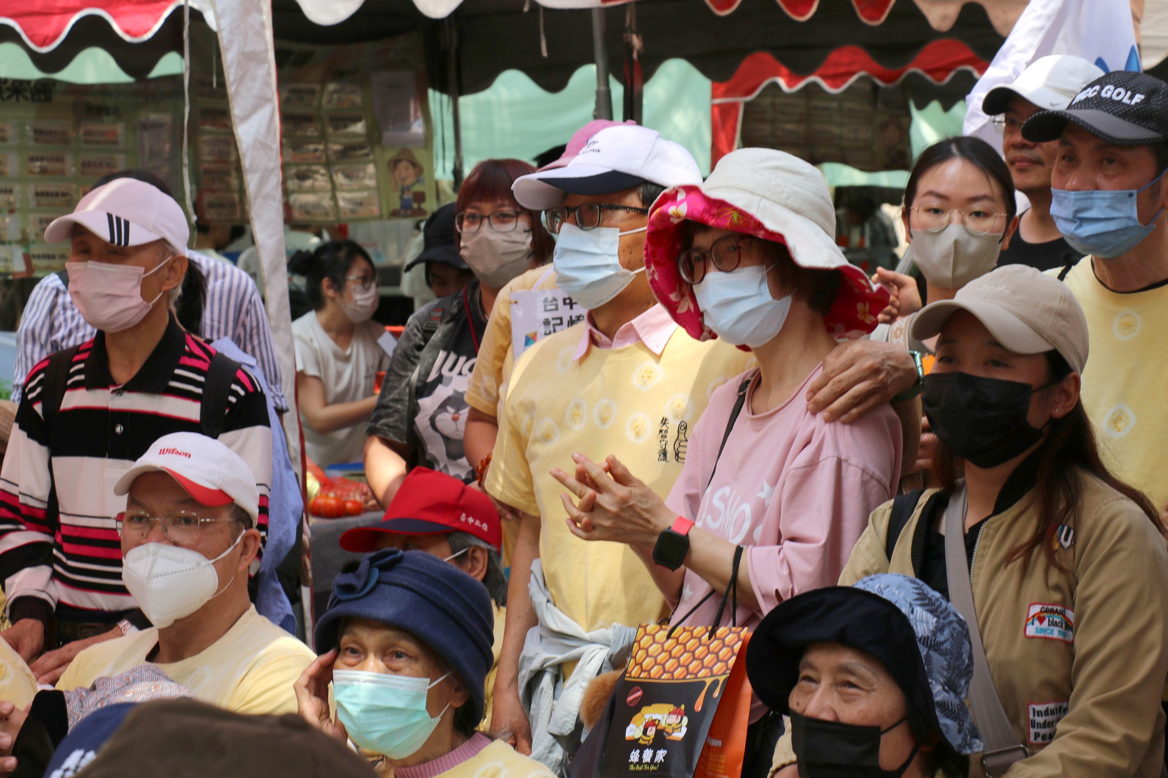 周小姐參加活動的心情就跟粉紅上衣一樣溫暖，他感謝記憶保養班讓丈夫重拾興趣。