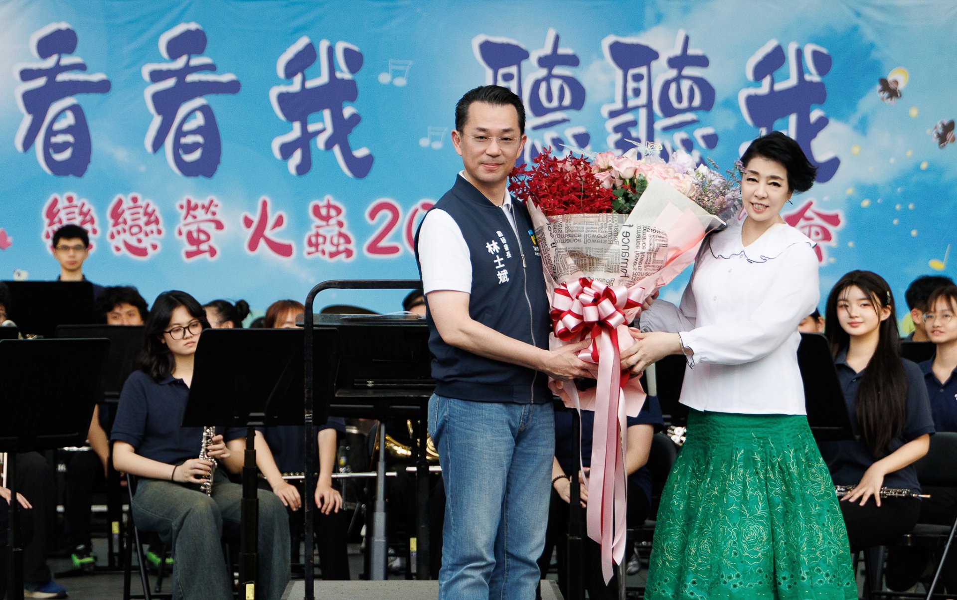 臺北市政府林士斌副秘書長獻花給製作人聲樂家簡文秀