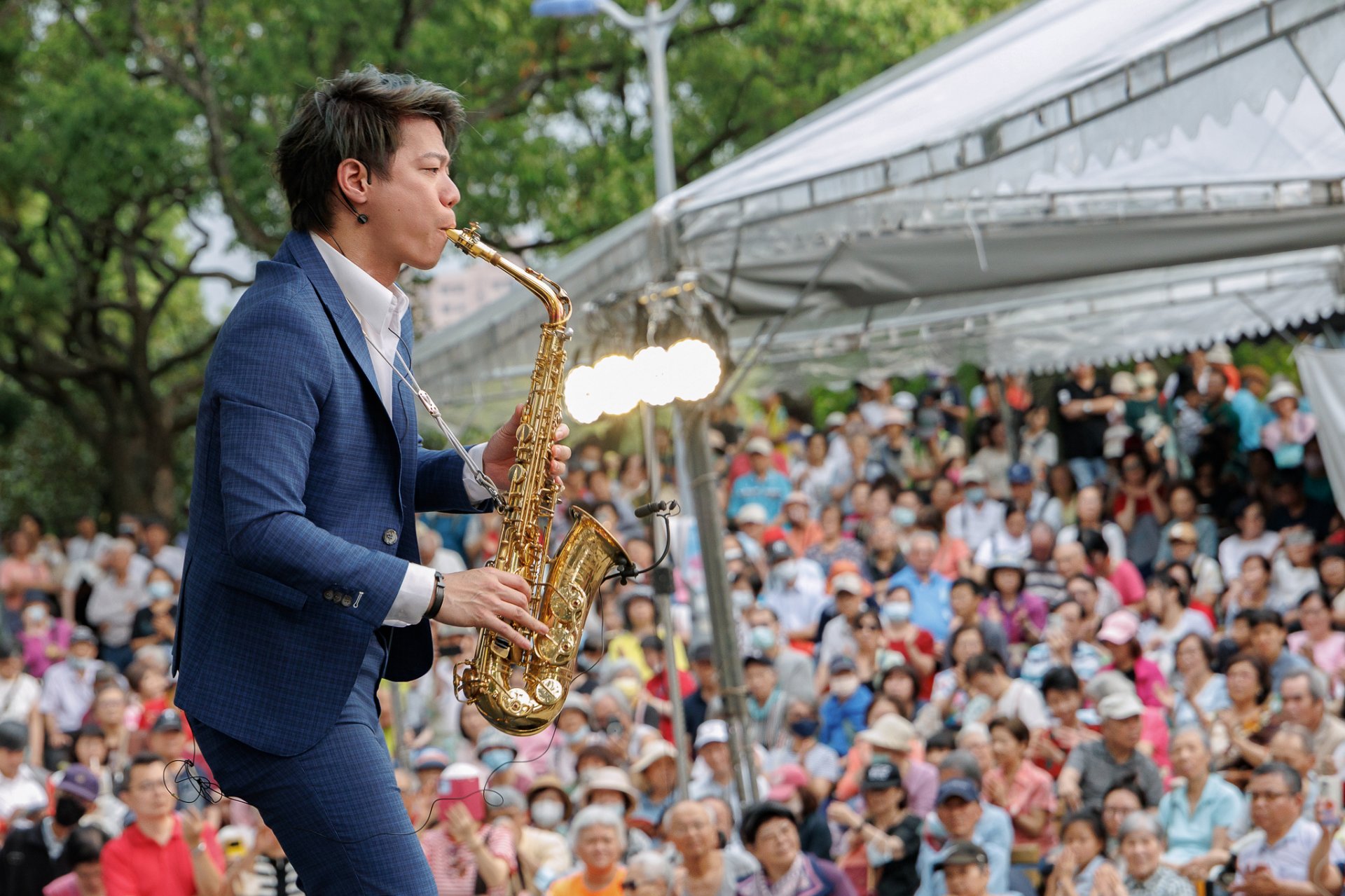 孫維廷帶領臺北扶輪薩克斯風團演出並獨奏「我的心裡只有你沒有他」