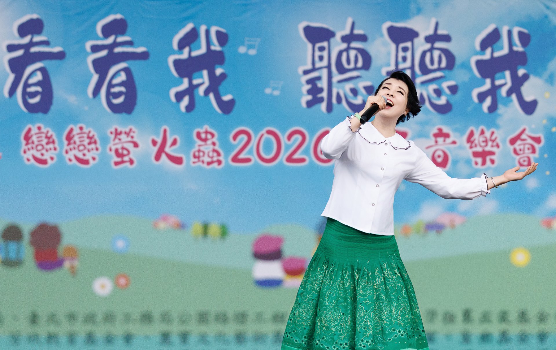 聲樂家簡文秀帶來八歲得獎的歌曲「綠島小夜曲」