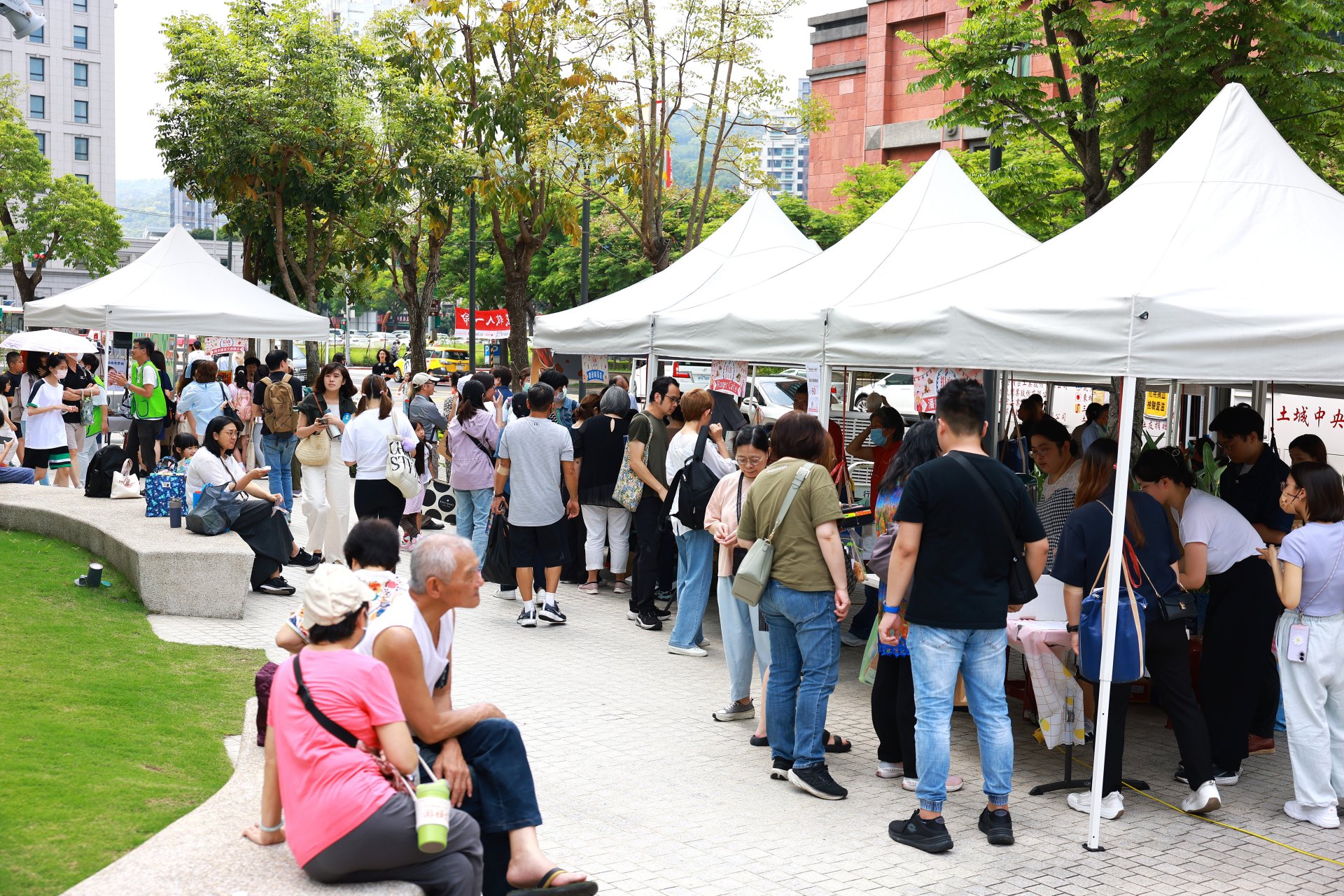 公益市集串聯社區資源，促進在地交流連結，營造溫暖的社區氛圍，也讓公益融入日常生活。