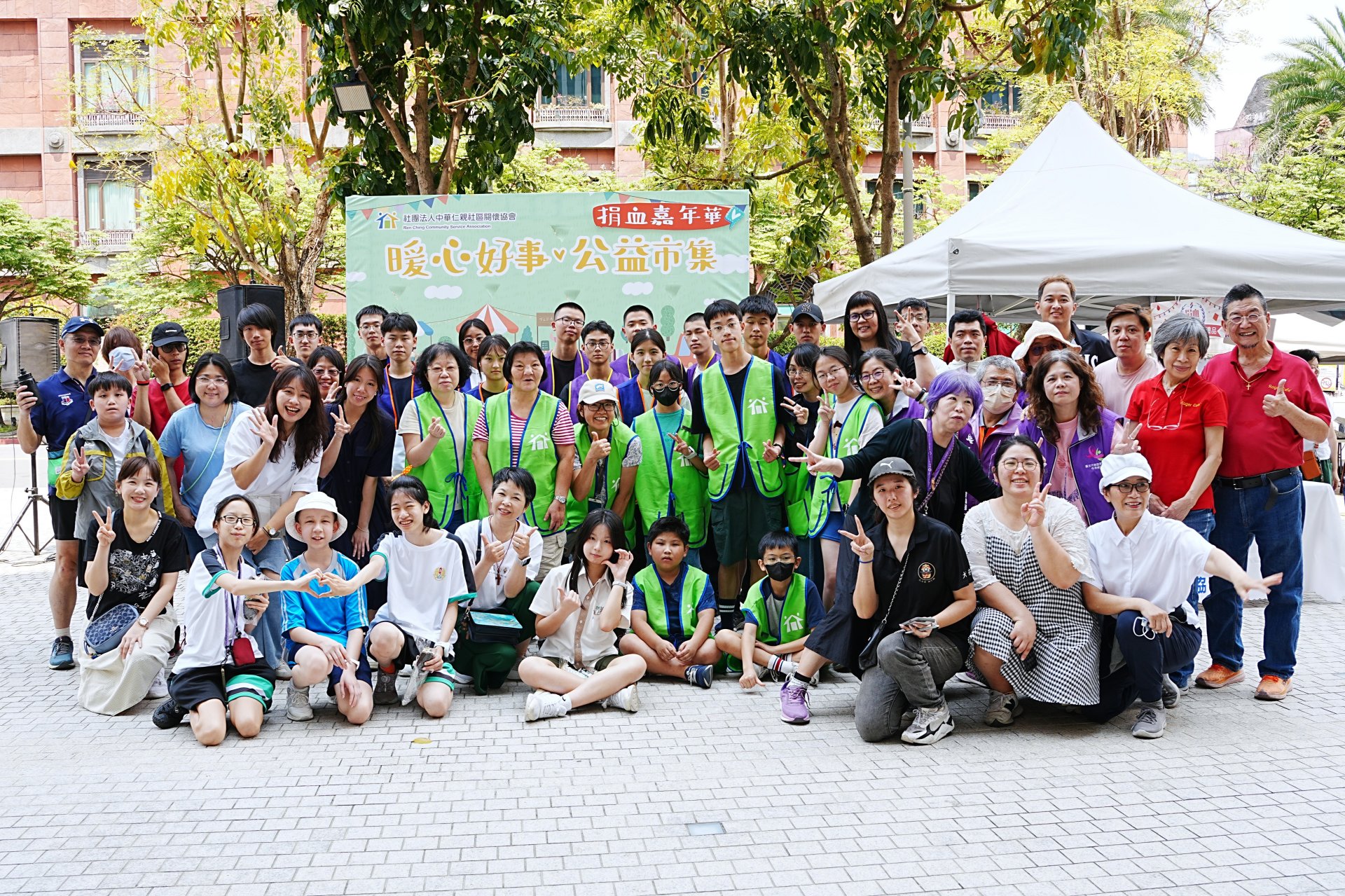 「暖心好事公益市集」吸引眾多教會弟兄姊妹與社區居民參與，踴躍支持慈善公益。 