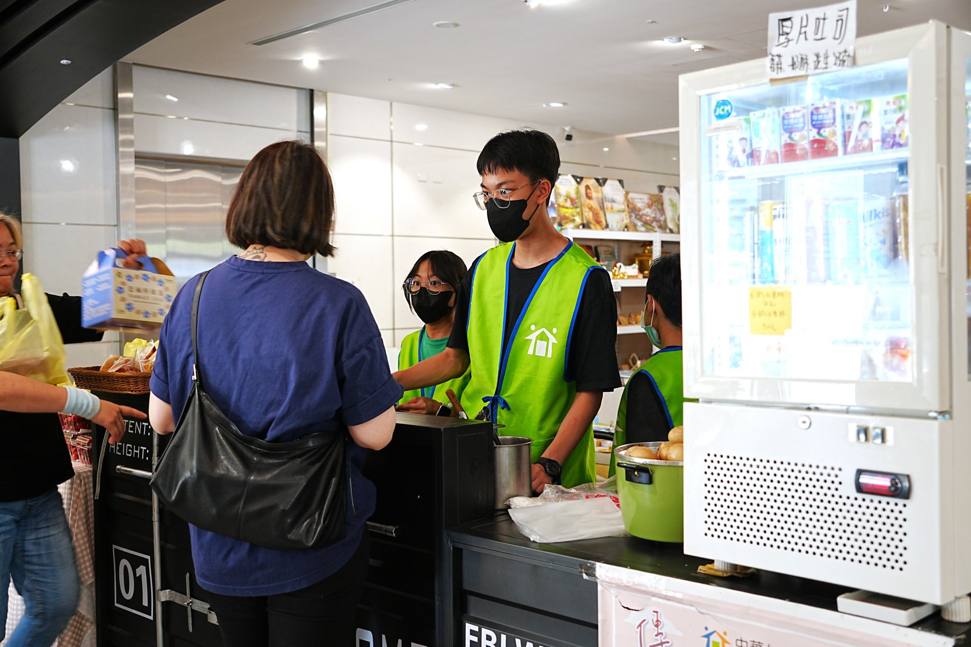 曾參與課後陪讀班的學生投入志工服務，從被陪伴的一方，成為祝福他人的角色。 