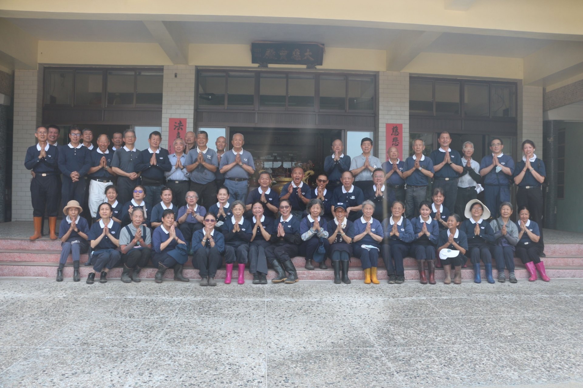 普光寺災後清理淤泥工作完成後,志工齊聚合影留念,留下珍貴的記錄。