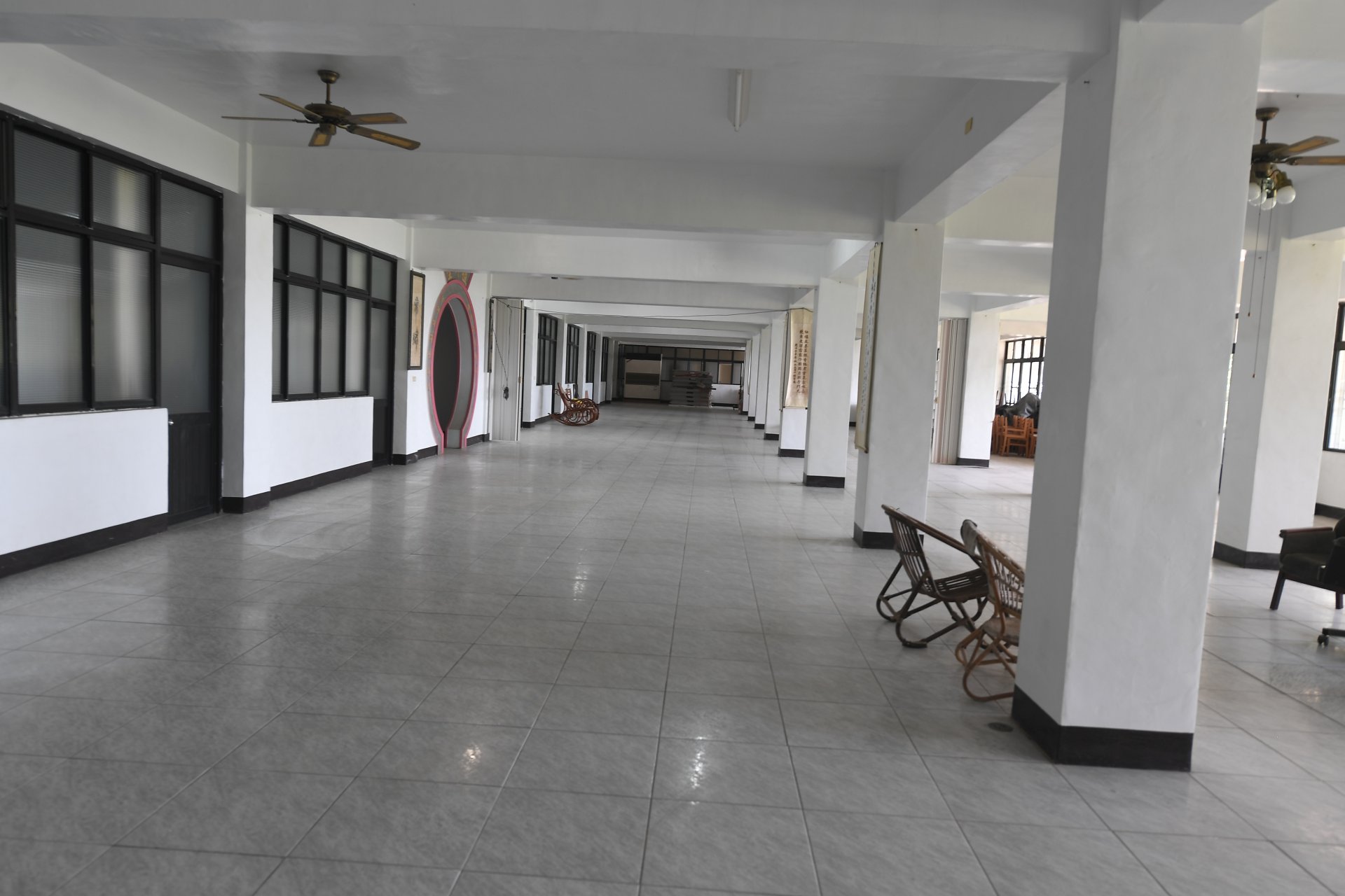 志工逐步清除淤泥,讓原本受創的寺院慢慢恢復潔淨。