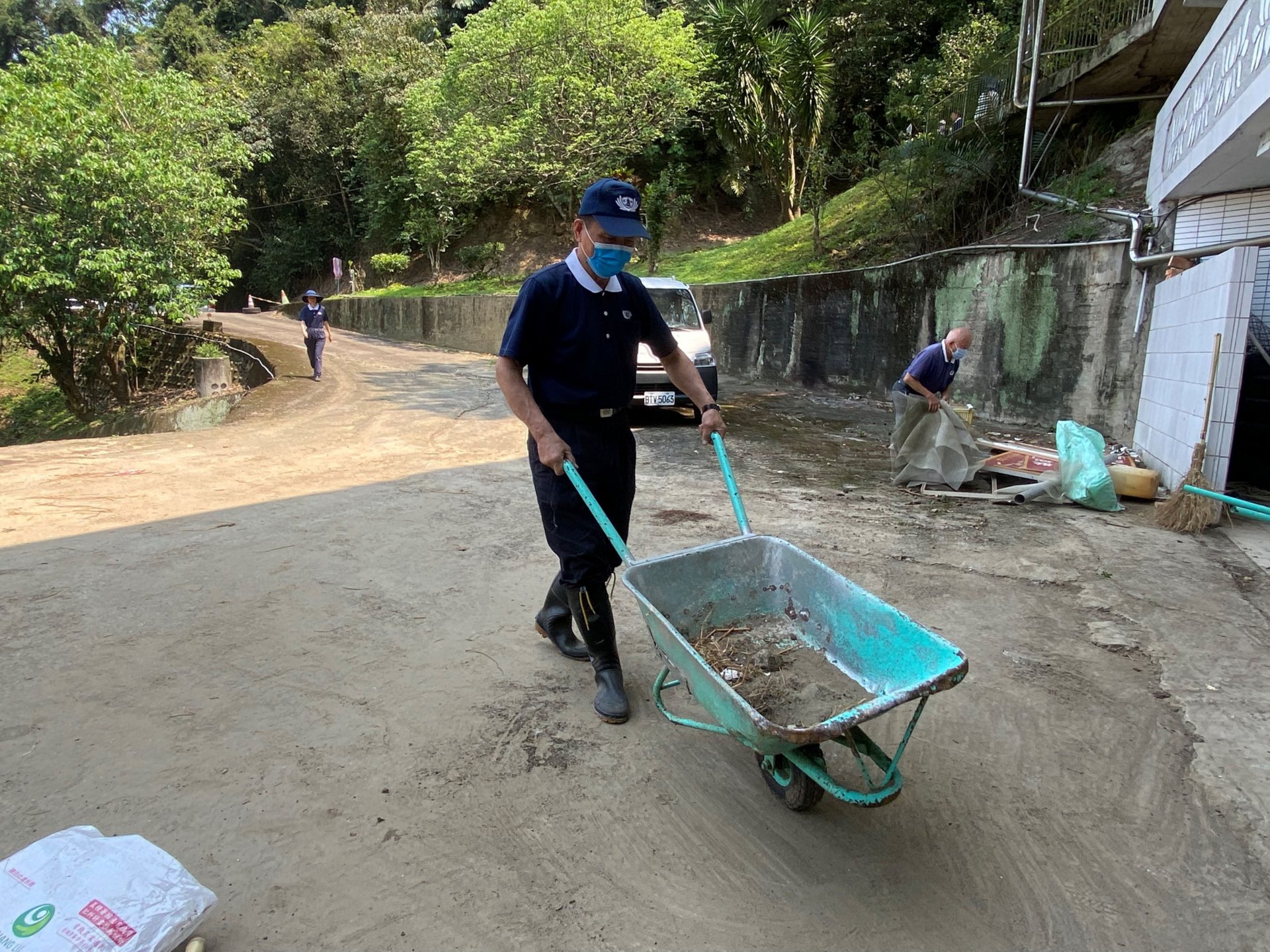 志工張文相分享,雖然每個人都暫時放下了手邊的個人事務,但在付出的當下,內心卻是無比踏實與歡喜。