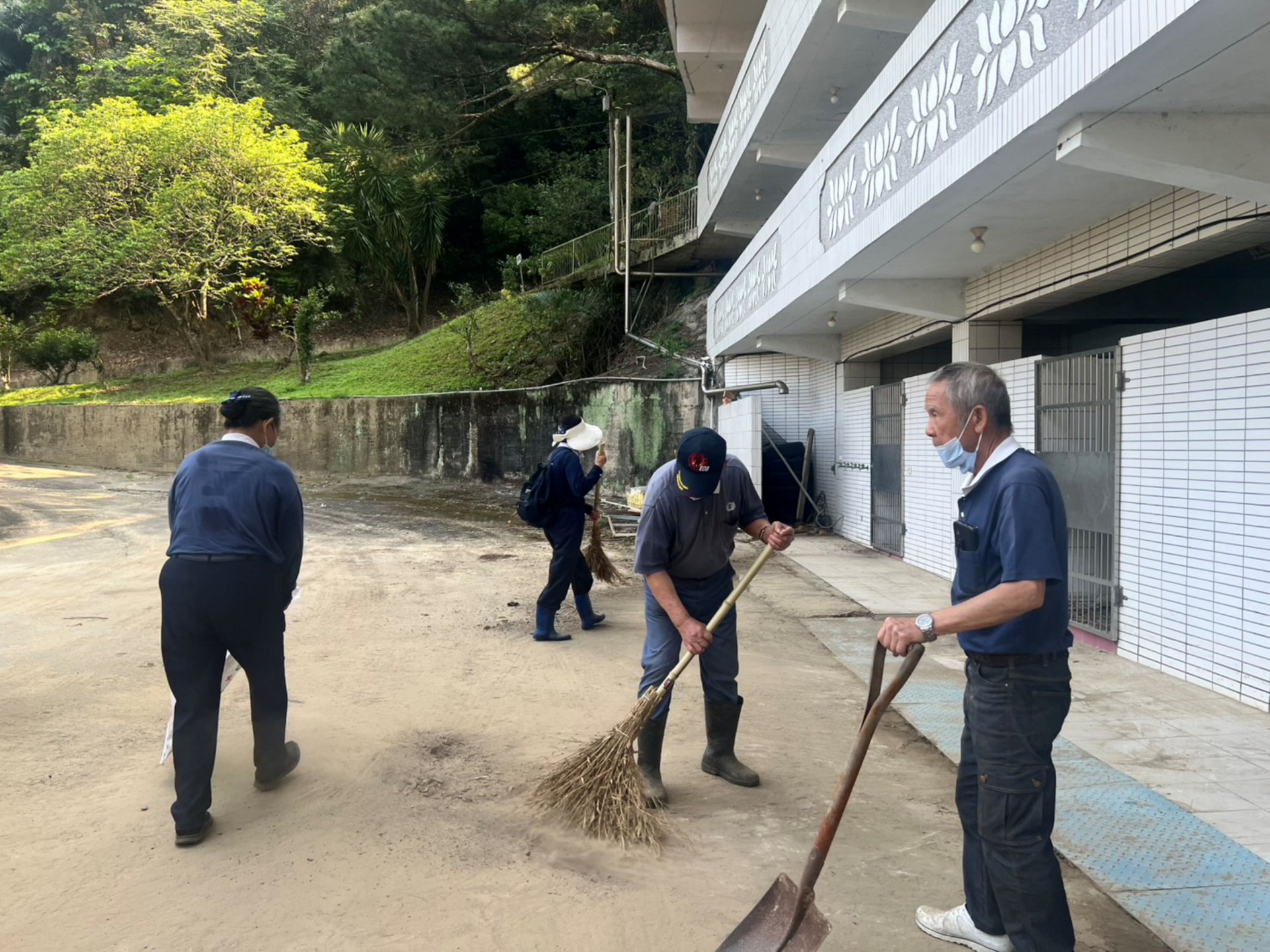 大家彎腰打掃、整理環境,在汗水中合力清除污泥與雜物,讓寺院盡快恢復莊嚴的樣貌。