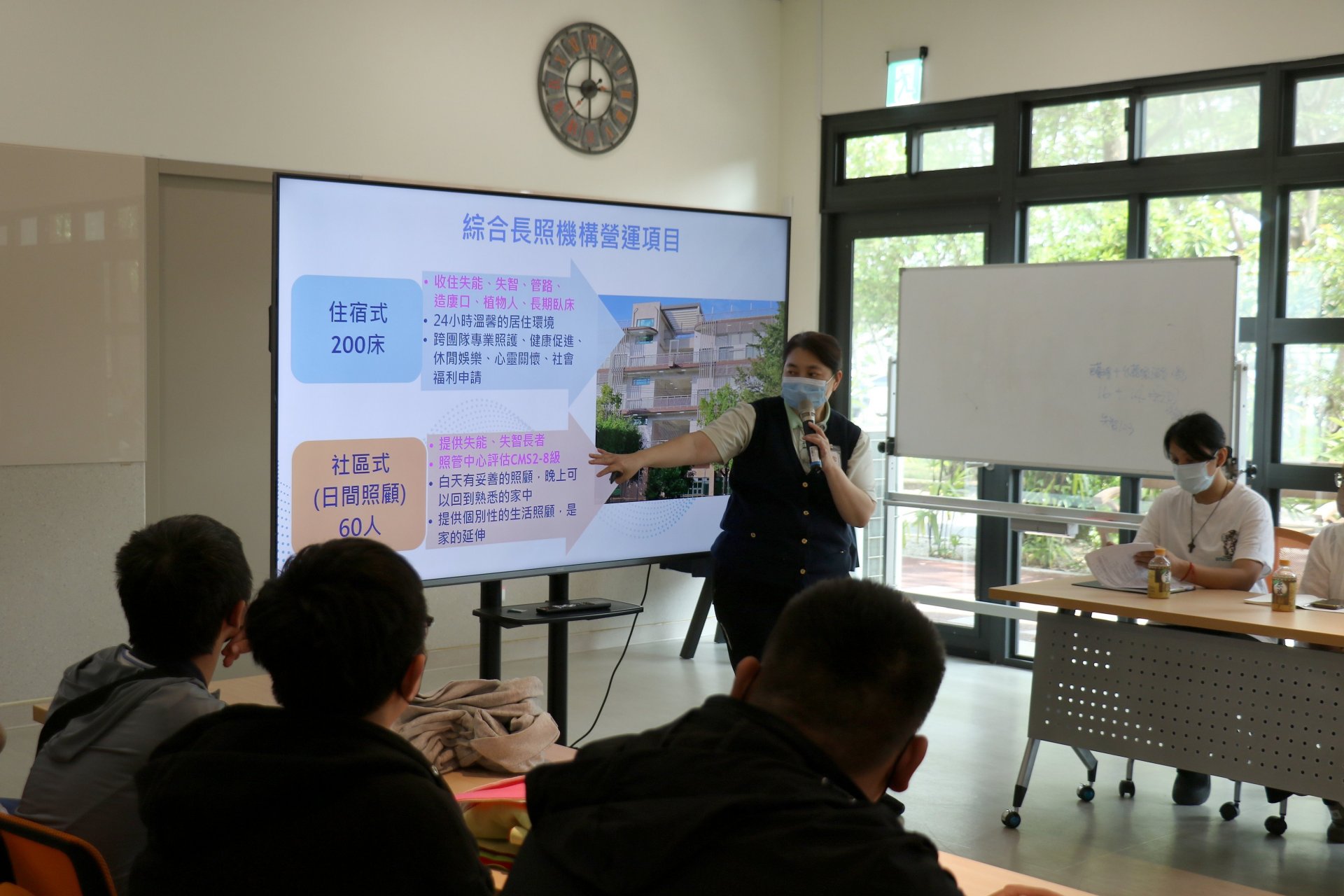 仁愛綜合長照機構陳秋珍主任透過簡報，向準畢業生介紹機構多元服務與尊嚴照護理念