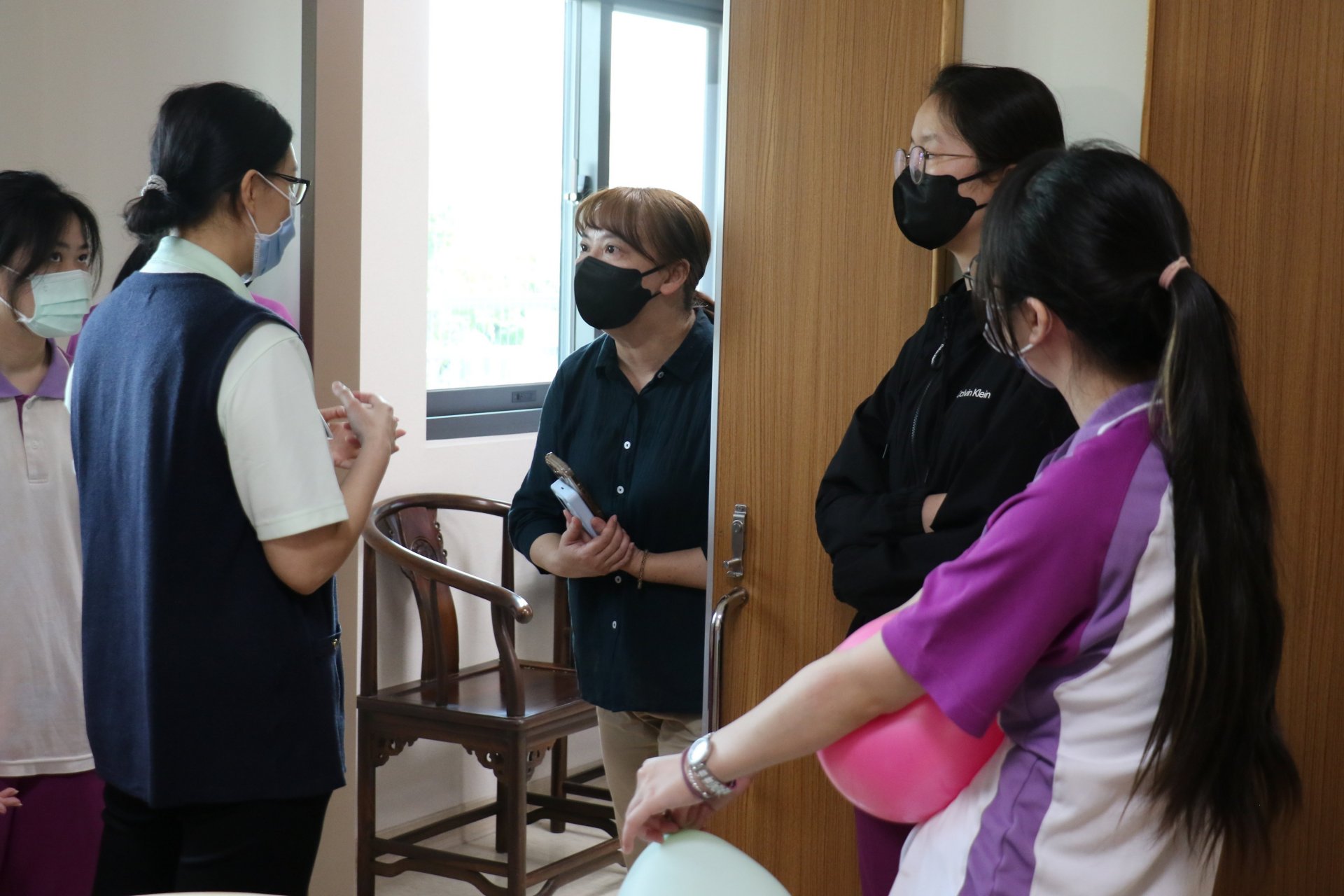 帶隊老師劉亦翎（右三）實地走訪並聆聽解說，期盼優質長照場域能翻轉學生刻板印象，建立職場信心。