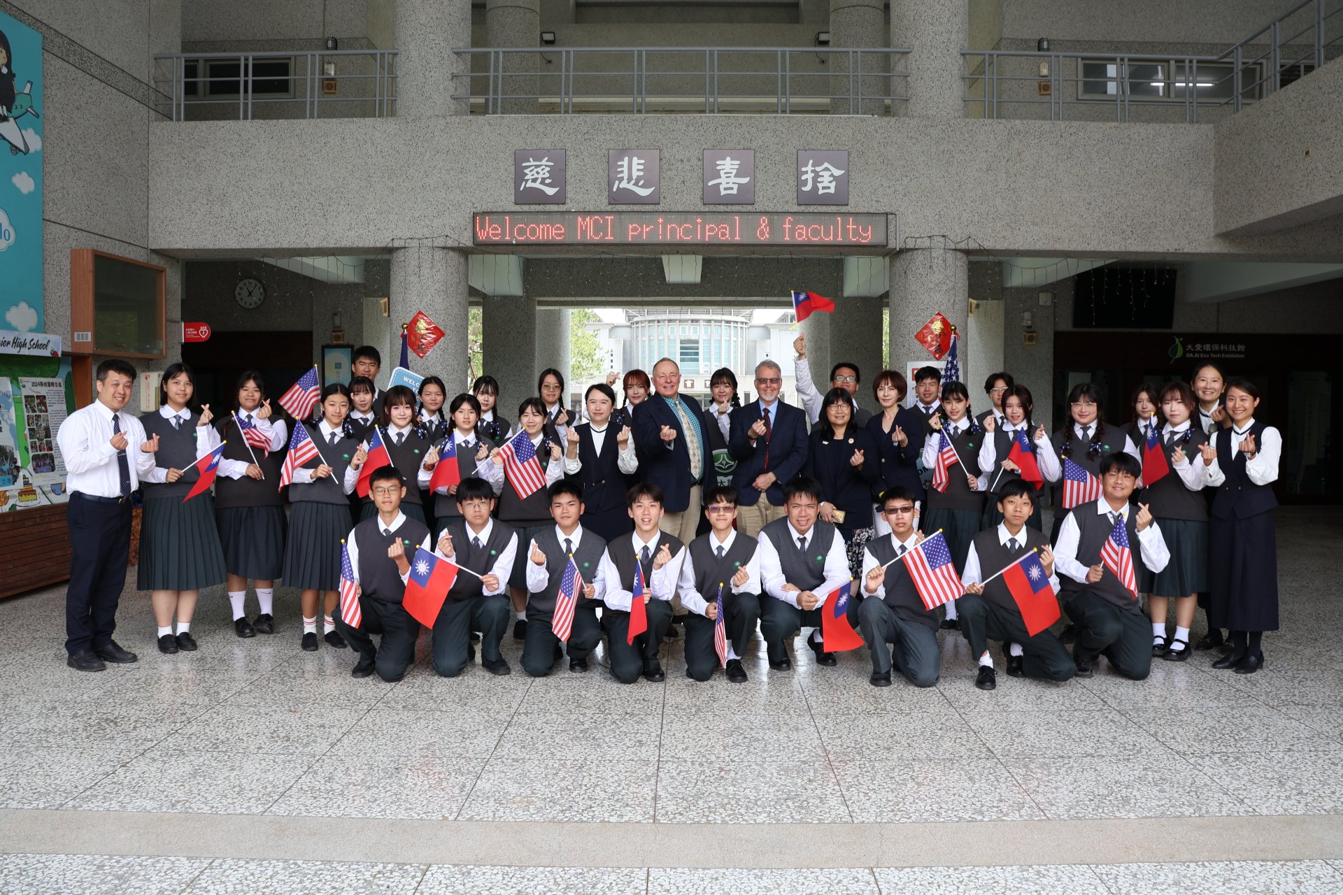 MCI校長及教務長與臺灣代表蒞臨慈大附中關心學生在臺灣的學習狀況，鼓勵持續精進。