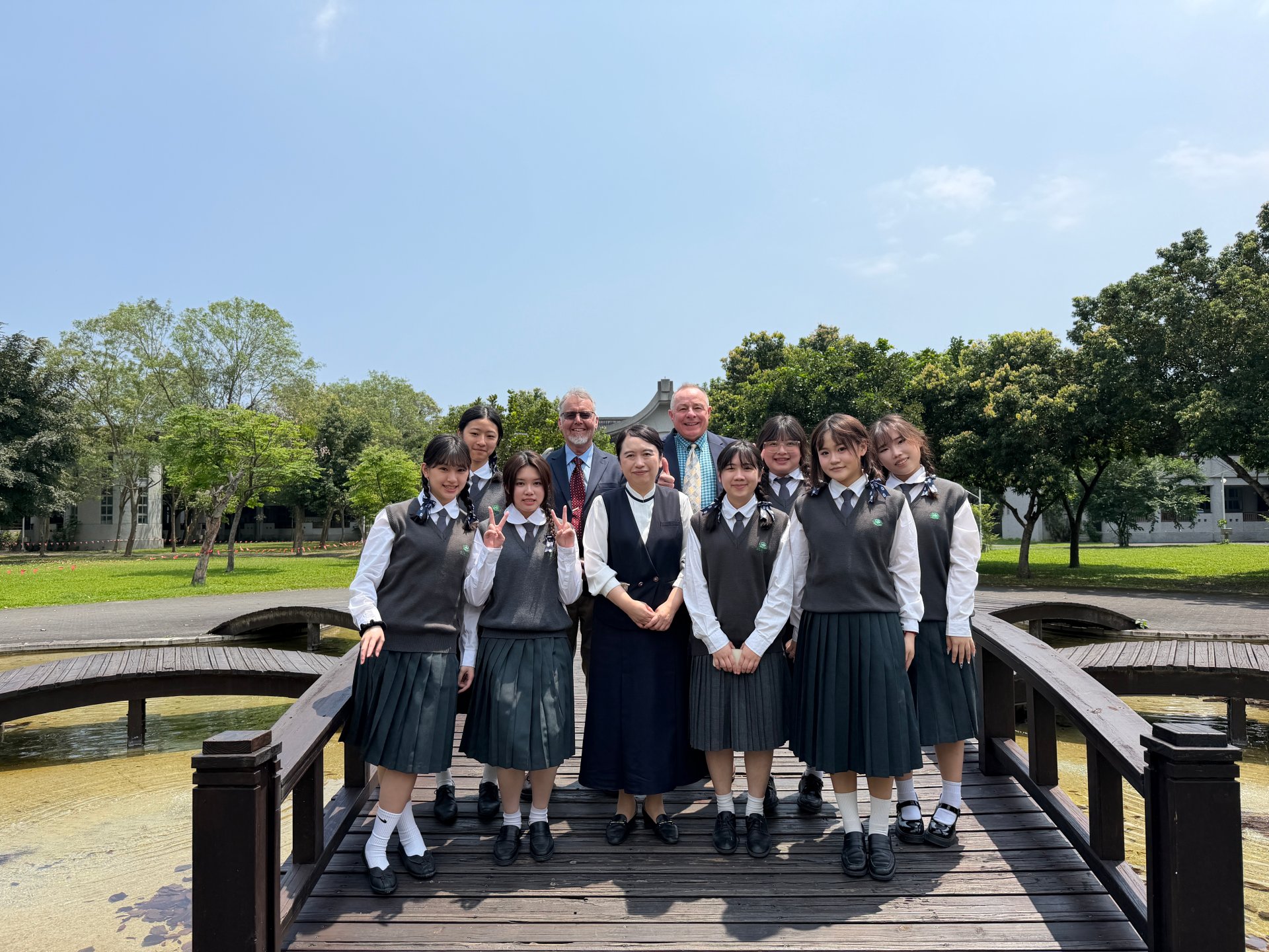 高二雙聯學位學生為MCI校長與教務長導覽慈中校園。