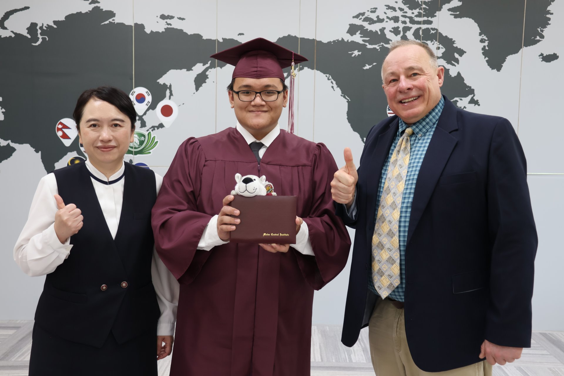 MCI校長為雙聯學位高三畢業生祝福與頒發畢業證夾。
