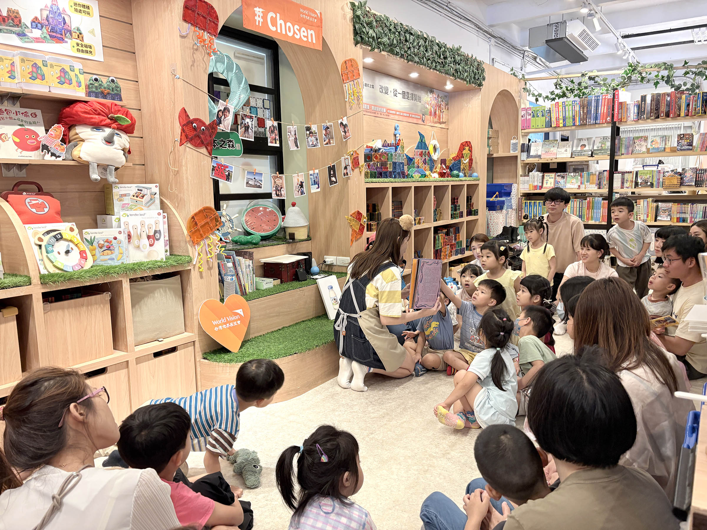 故事主角威廉從小充滿好奇心，輟學後在圖書館自學造風車，讓現場小朋友很佩服。