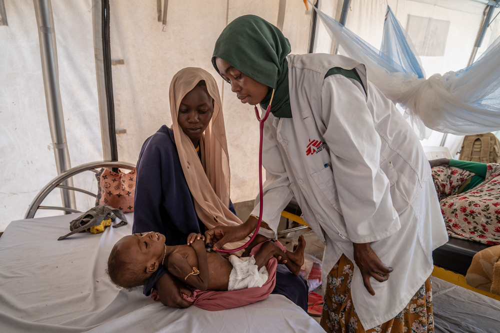 一名體重僅5.3公斤的三歲女童，躺在無國界醫生於塔維拉經營的巴黎醫院的重度急性營養不良病房。無國界醫生每年在達夫地區為數以千計的營養不良兒童提供治療。