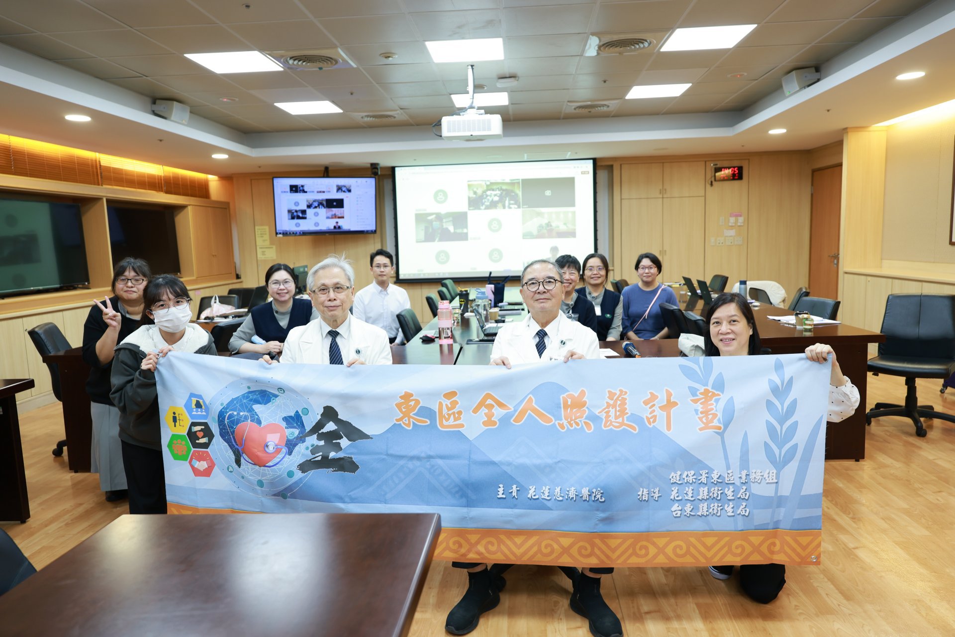 花蓮慈濟醫院東區全人轉型研究發展組致力於將健保首度納入的「社會處方箋」落地於東部實施。前排右二為召集人花蓮慈院資深顧問許文林，左二為資深顧問王英偉醫師。