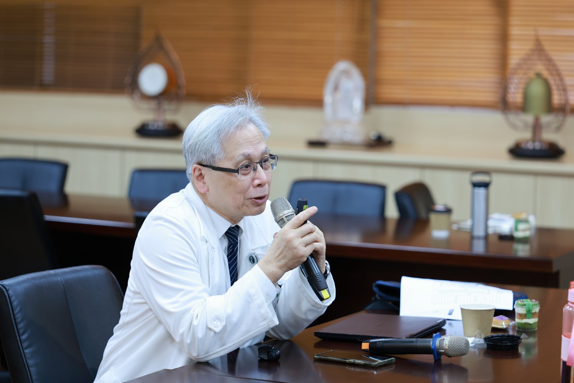 曾任國民健康署長的資深顧問王英偉醫師分享現在已是「精準預防」的時代，世界各國積極推動社會處方以促進民眾健康，他也分享正在推動的「區域社會處方數位平台」願景。